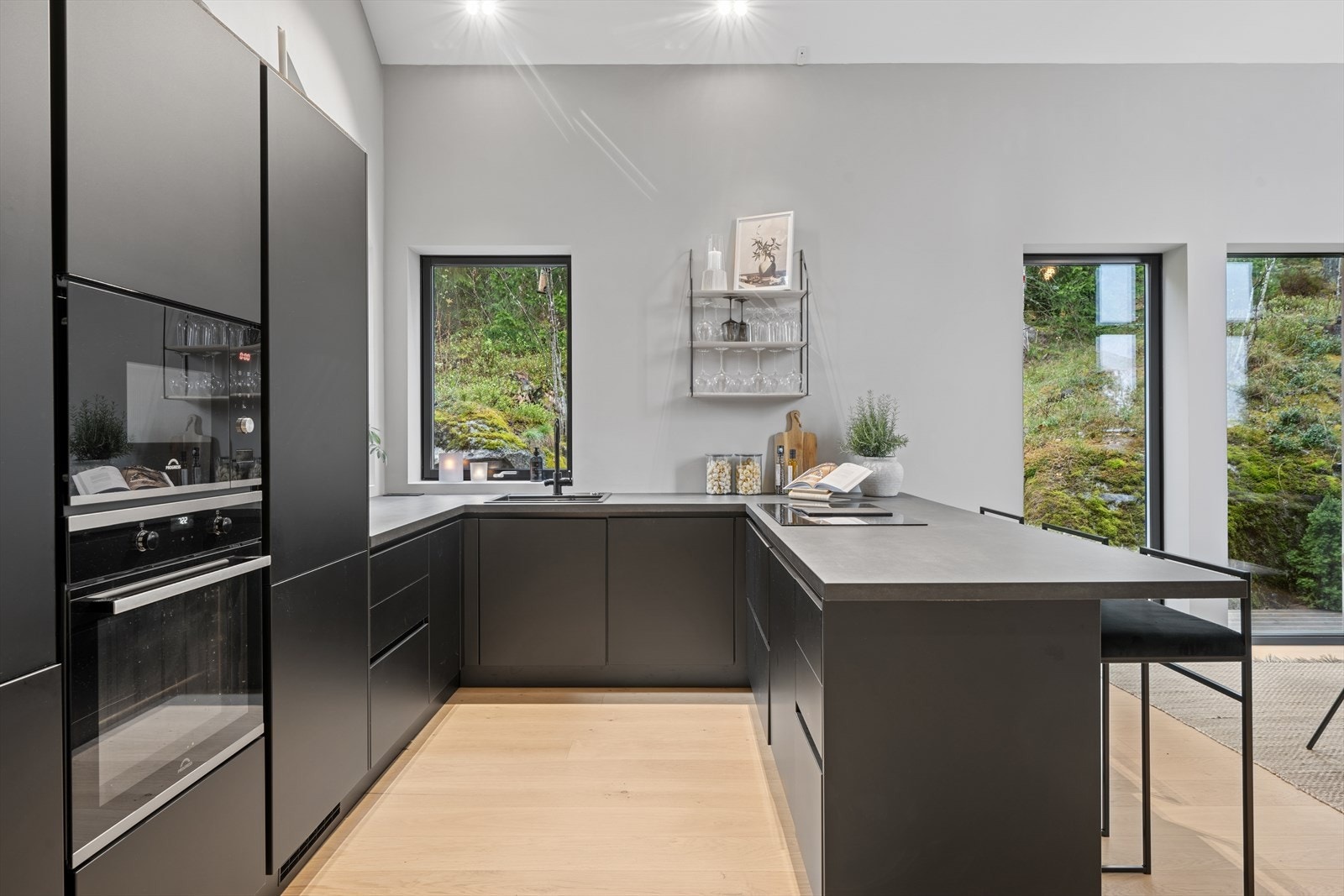 Boligens kjøkken byr på mye benk- og skapplass. Galleribilde