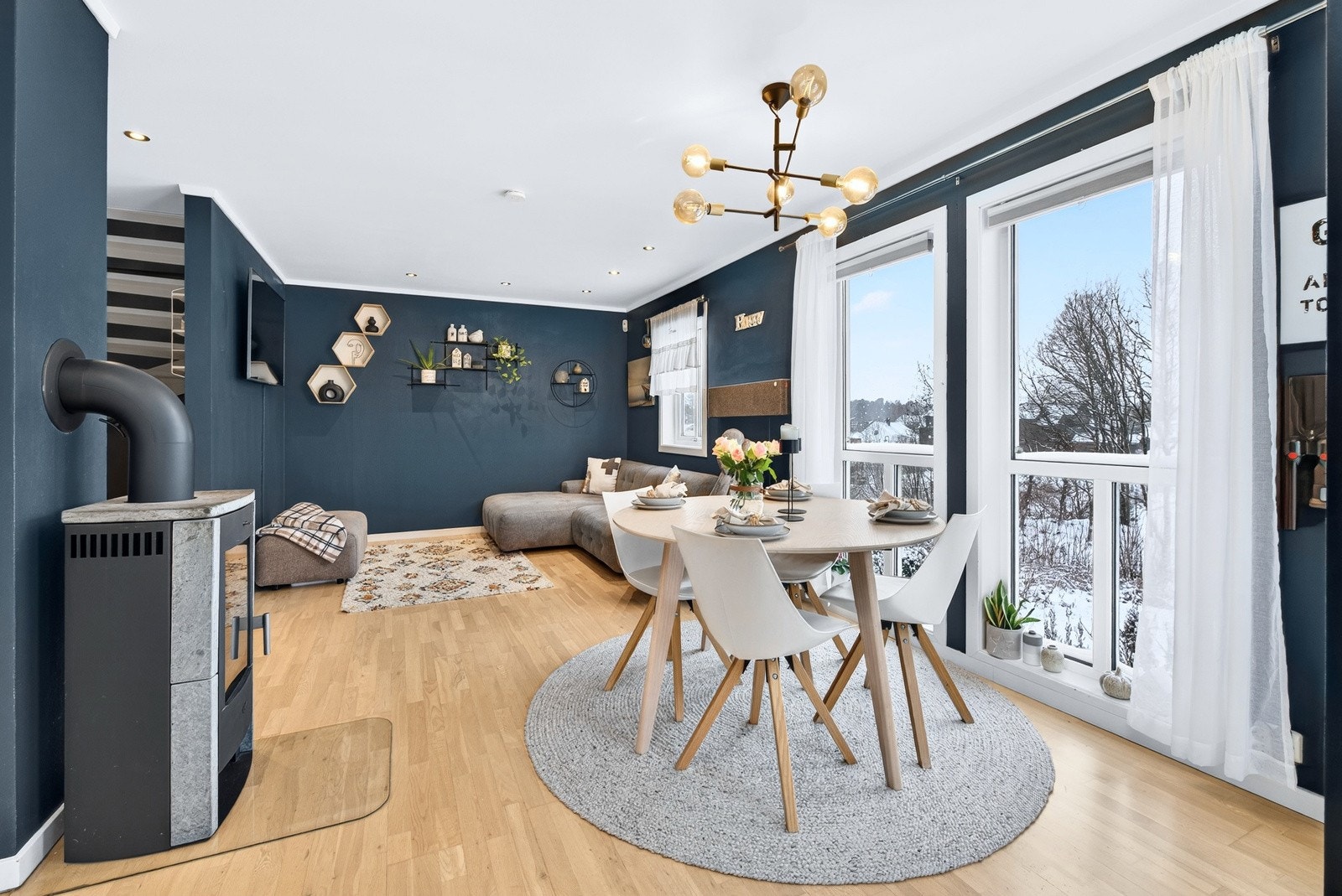 Store gode vindusflater som slipper inn rikelig med naturlig lys - godt for bokvaliteten Galleribilde