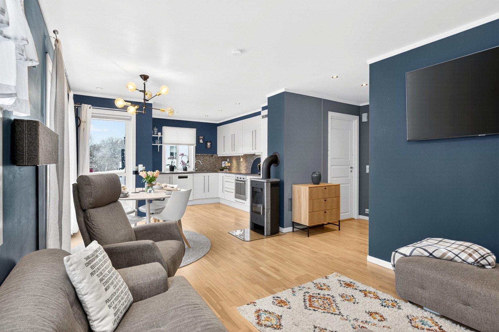 Den åpne løsningen gir fin flyt i mellom rommene. Galleribilde