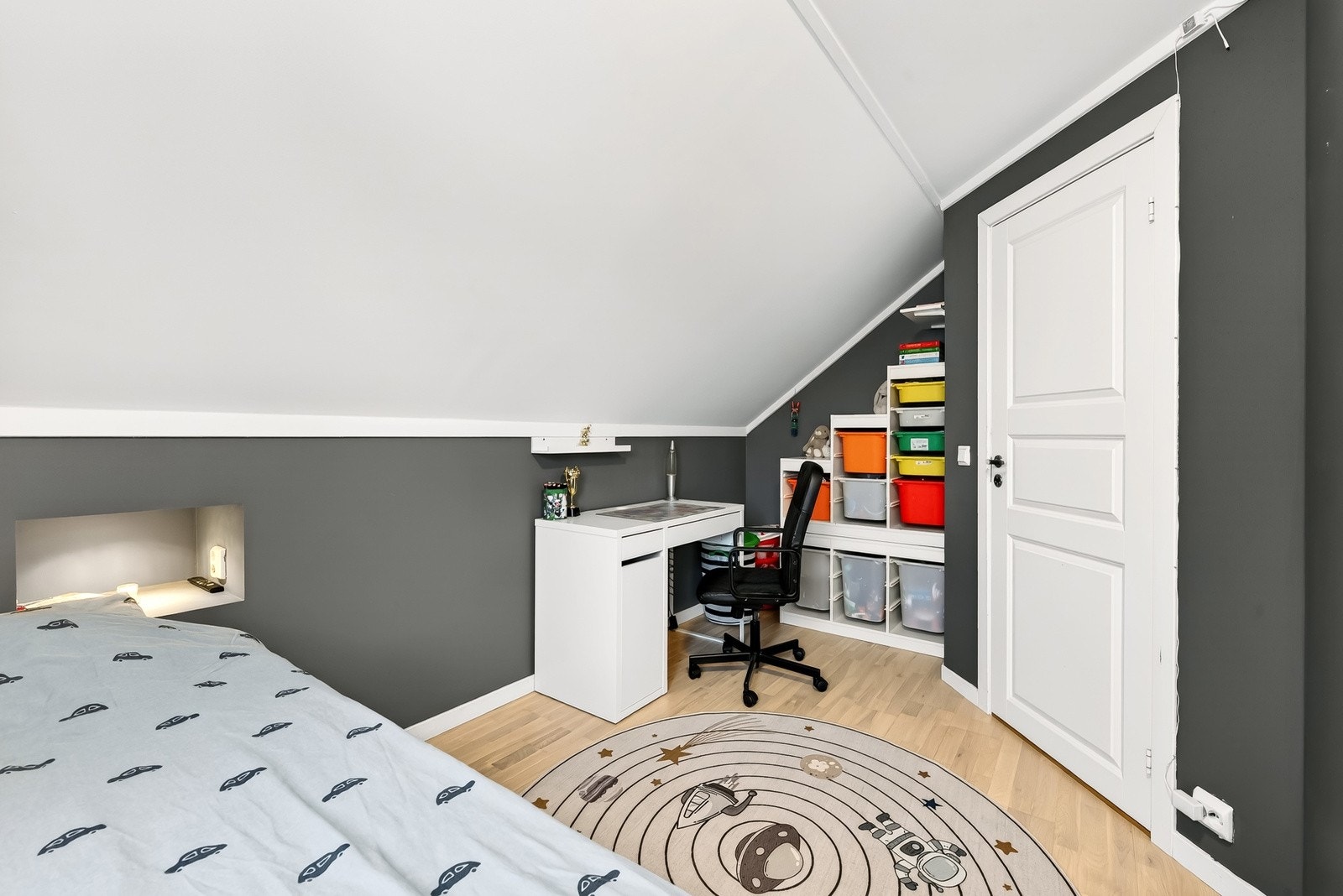 Soverom 2 i loftsetasjen er også innredet og brukt som barnerom. Galleribilde