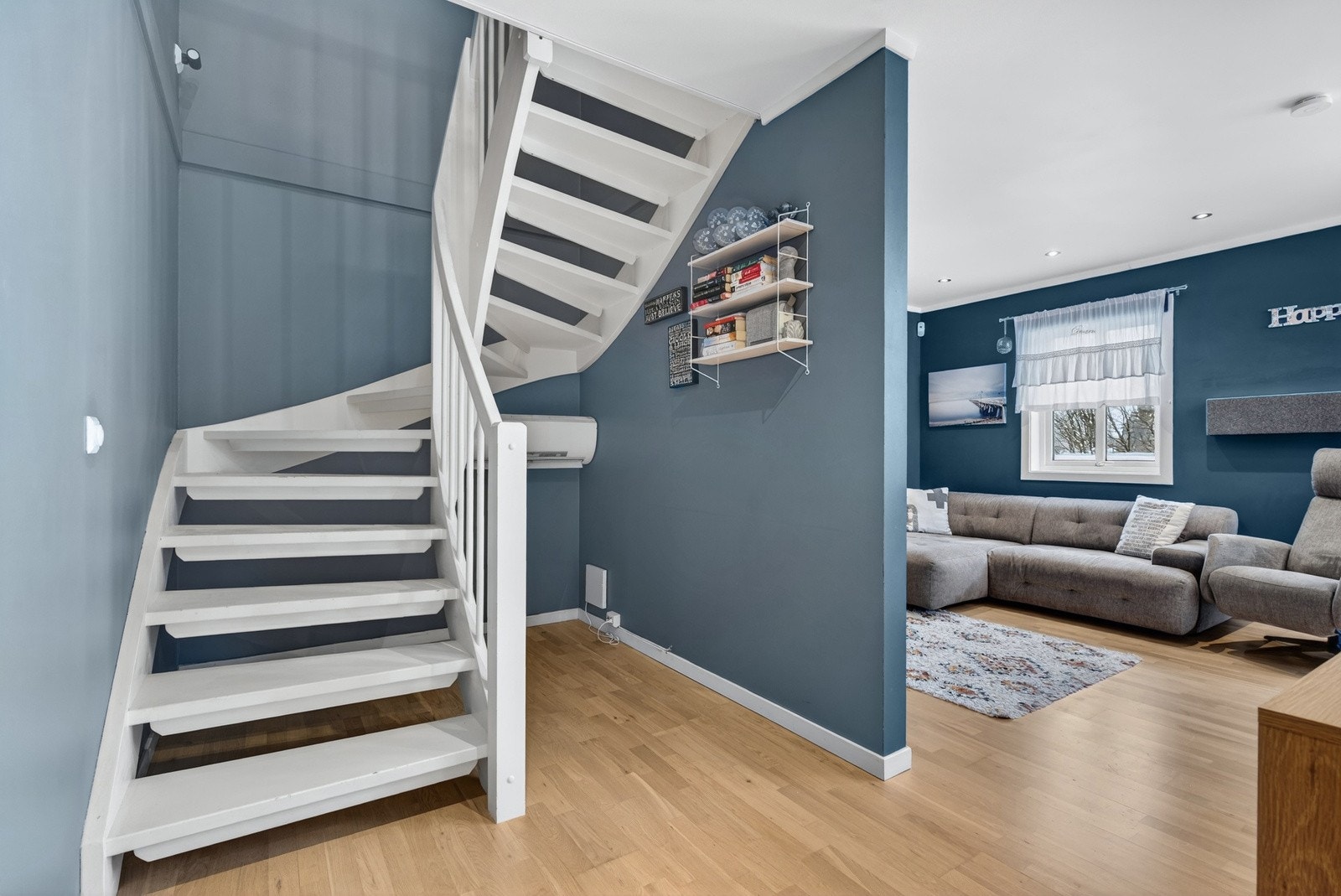 Trapp opp til loftsetasjen hvor det er 2 soverom, bad og kott. Under trappen er det montert varmepumpe. Galleribilde