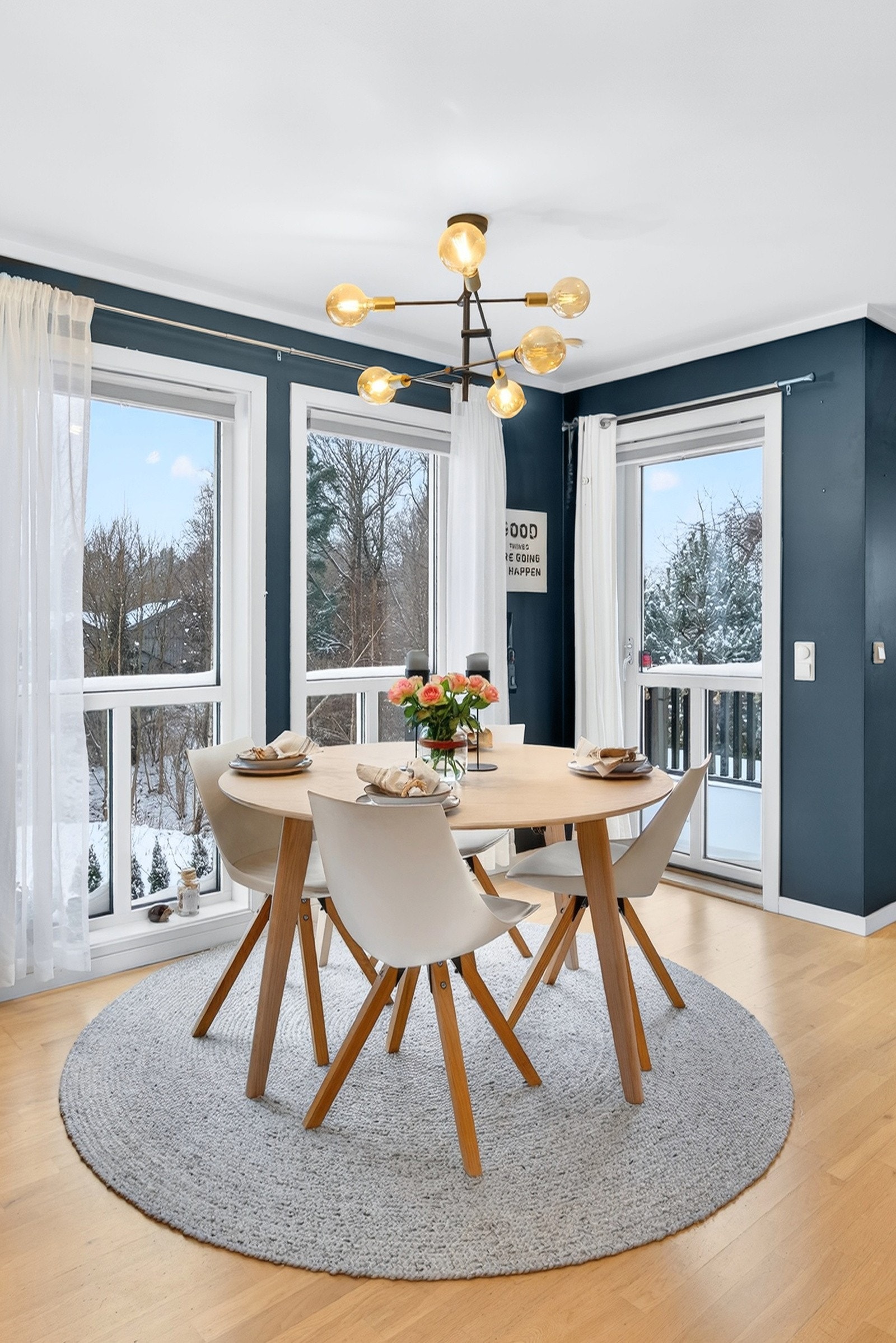 En hyggelig plass å dele ett måltid, både til hverdags eller festlige sammenkomster. Galleribilde