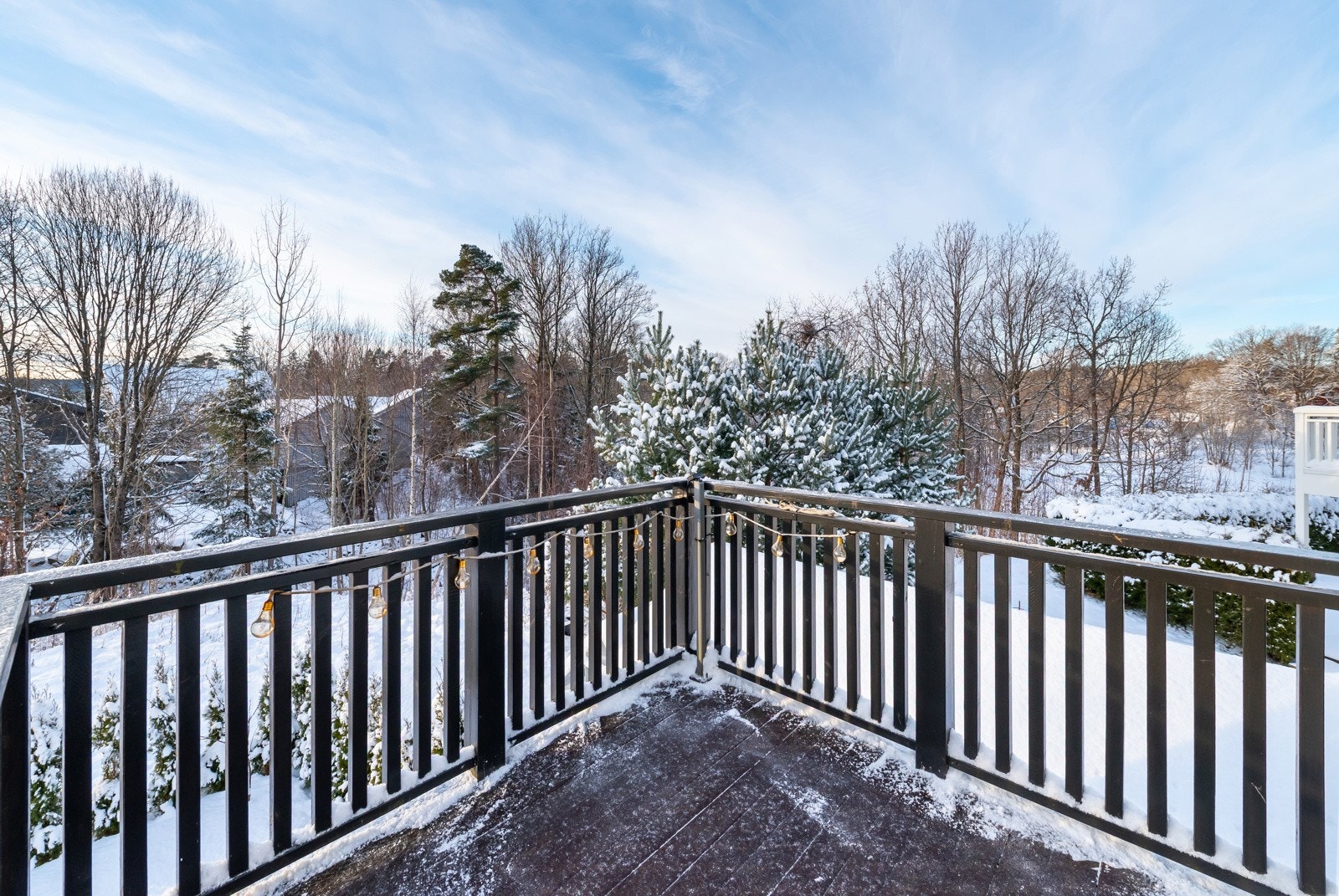 Her er det grønt og frodig sommerstid, og deilig ettermiddagssol på balkongen. Galleribilde