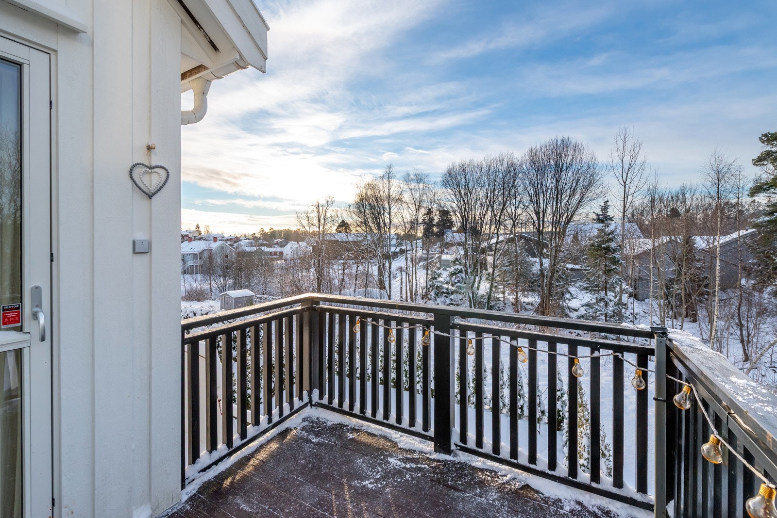 Solrk balkong med hyggelig utsyn mot skog og friområde - her kan sene kvelder nytes om sommeren, eller en tidlig kopp kaffi før dagens gjøremål starter. Galleribilde