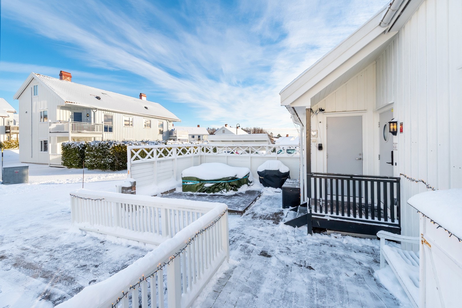 Det er beleggnignsstein ved inngangspartiet, gjerde og levegg som hindrer innsyn ved platting. Galleribilde