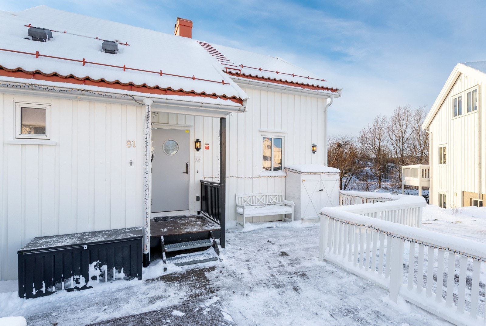 Lettstelt, rent og pent - en fin uteplass som egner seg til utebruk hele året. Galleribilde