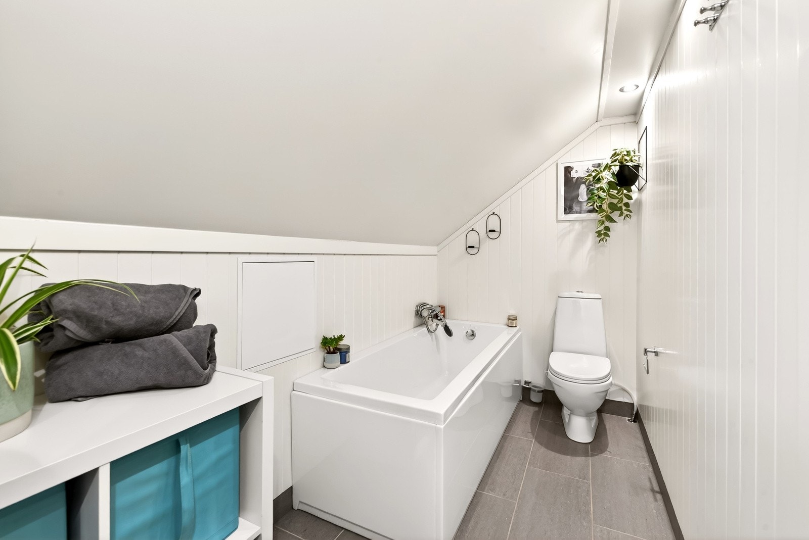 Baderom i loftsetasjen med badekar og toalett. Galleribilde