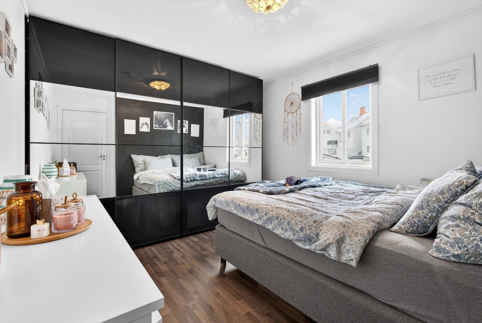 Hovedsoverommet er i god størrelse med plass til dobbeltseng og garderobe med skyvedørsløsning for oppbevaring av klær. Galleribilde