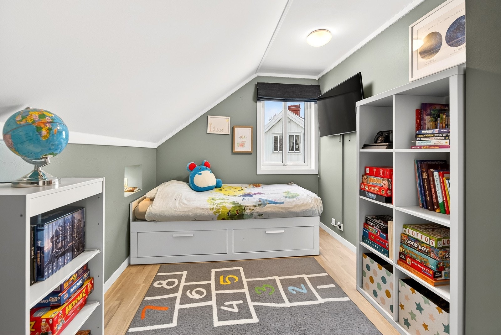 Soverom 1 i loftsetasjen er innredet og brukt som barnerom. Galleribilde