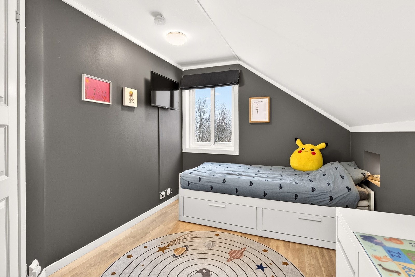 Soverom 2 i loftsetasjen er også innredet og brukt som barnerom. Galleribilde