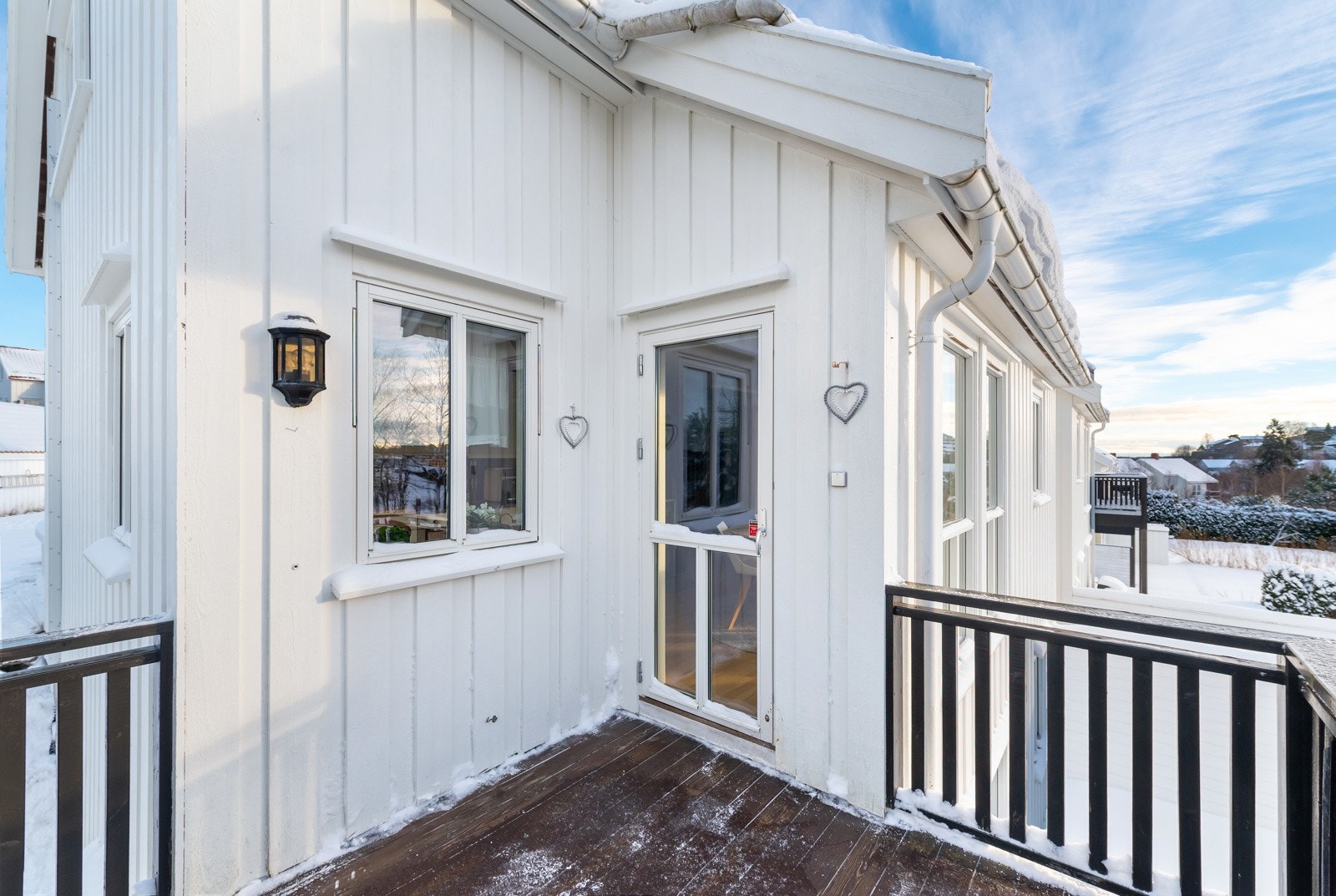 Balkong med adkomst fra stue/kjøkken. Galleribilde