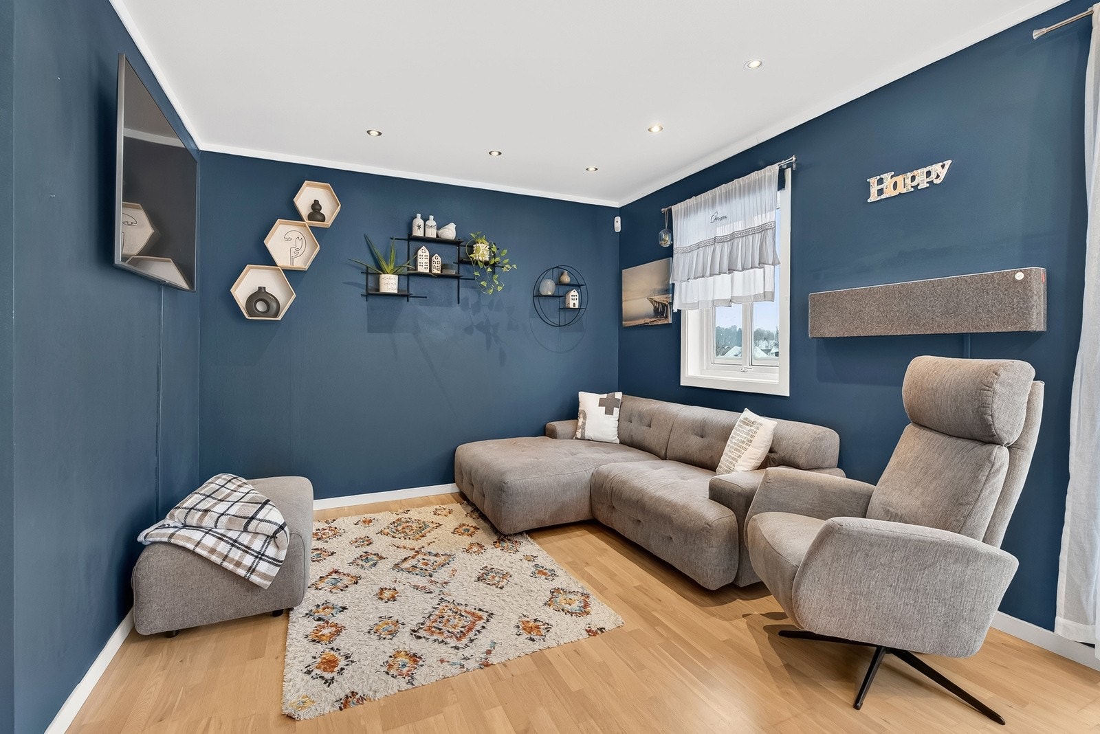 Innerste del av stuen er brukt som tv-stue. Her er det gode flater og flere møbleringsmuligheter. Galleribilde