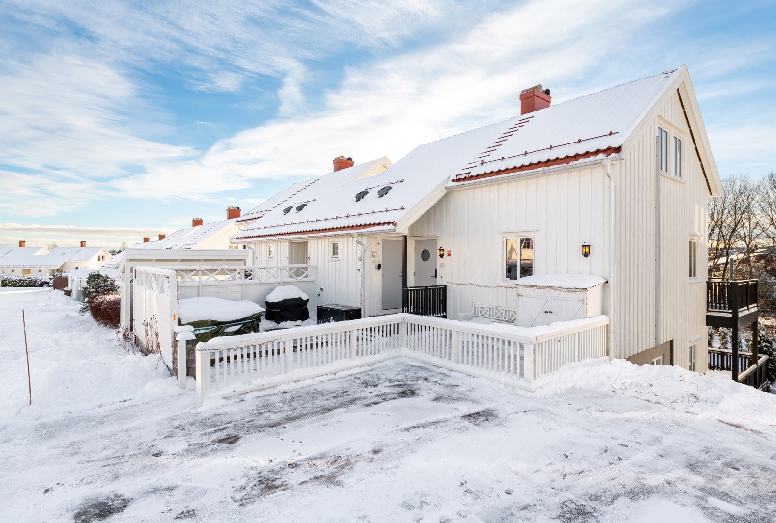 Et hyggelig og pent inngangsparti og uteplass - innrammet med gjerde og levegg. Usjenert, solrikt og lettstelt. Asfaltert parkering. Galleribilde