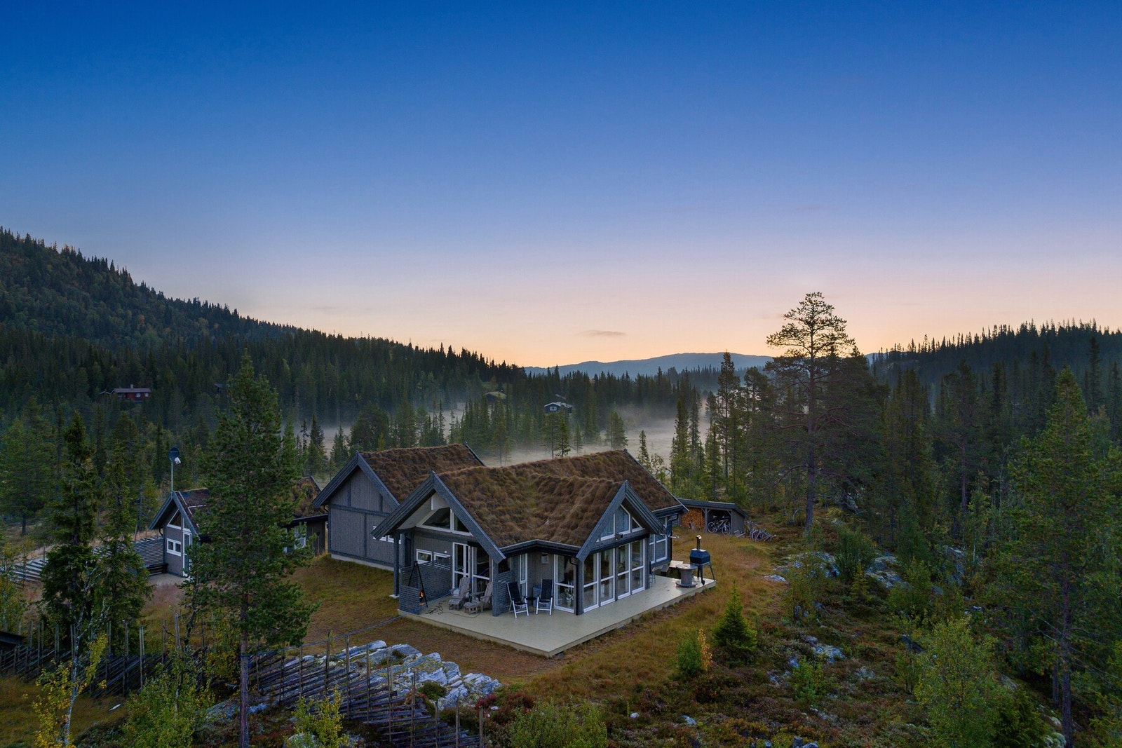 Alle årstider har sin egen sjarm på fjellet - enten det er sommer med kveldsbad i fjellvannene, høst med vandring i vakre farger eller vinter med ski på bena. Galleribilde