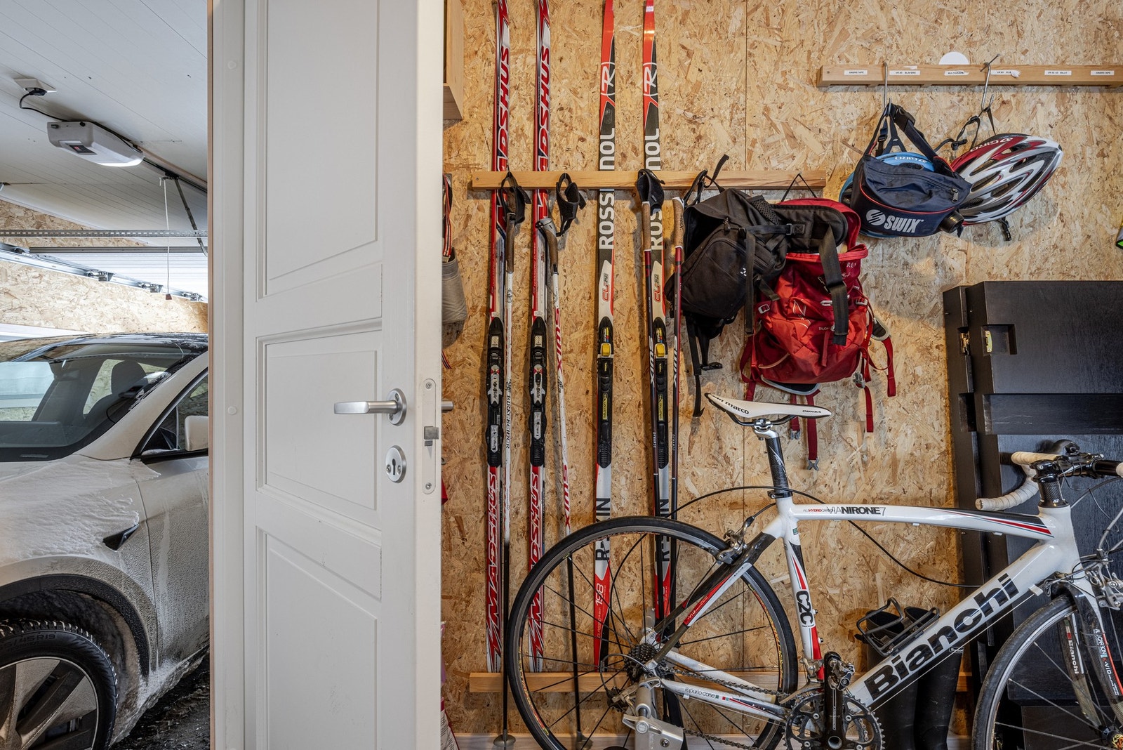 Sportsbod/skigarderobe mot garasje. Galleribilde