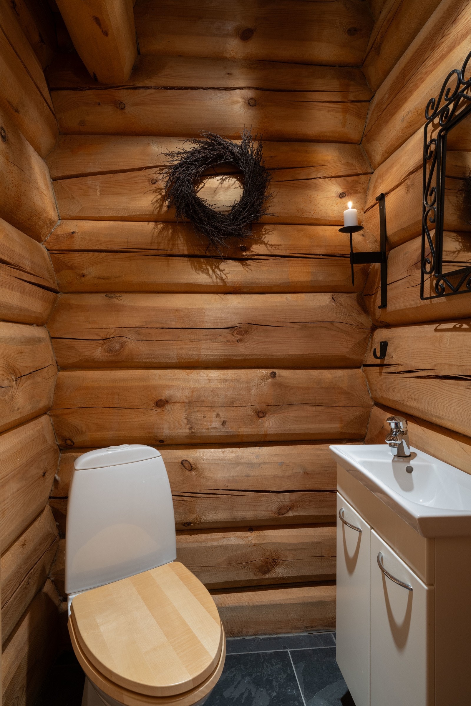 WC med toalett og servant Galleribilde