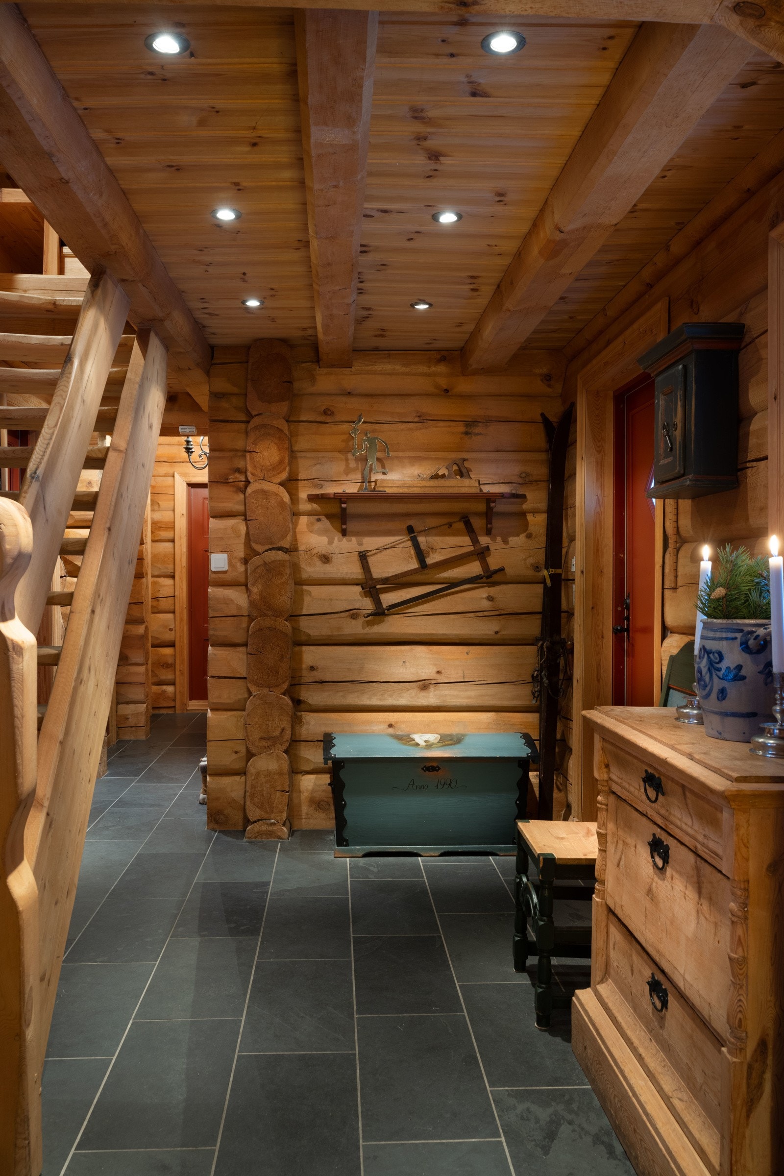 Lekker hall med flisegulv, helt supert når man kommer inn fra skitur Galleribilde