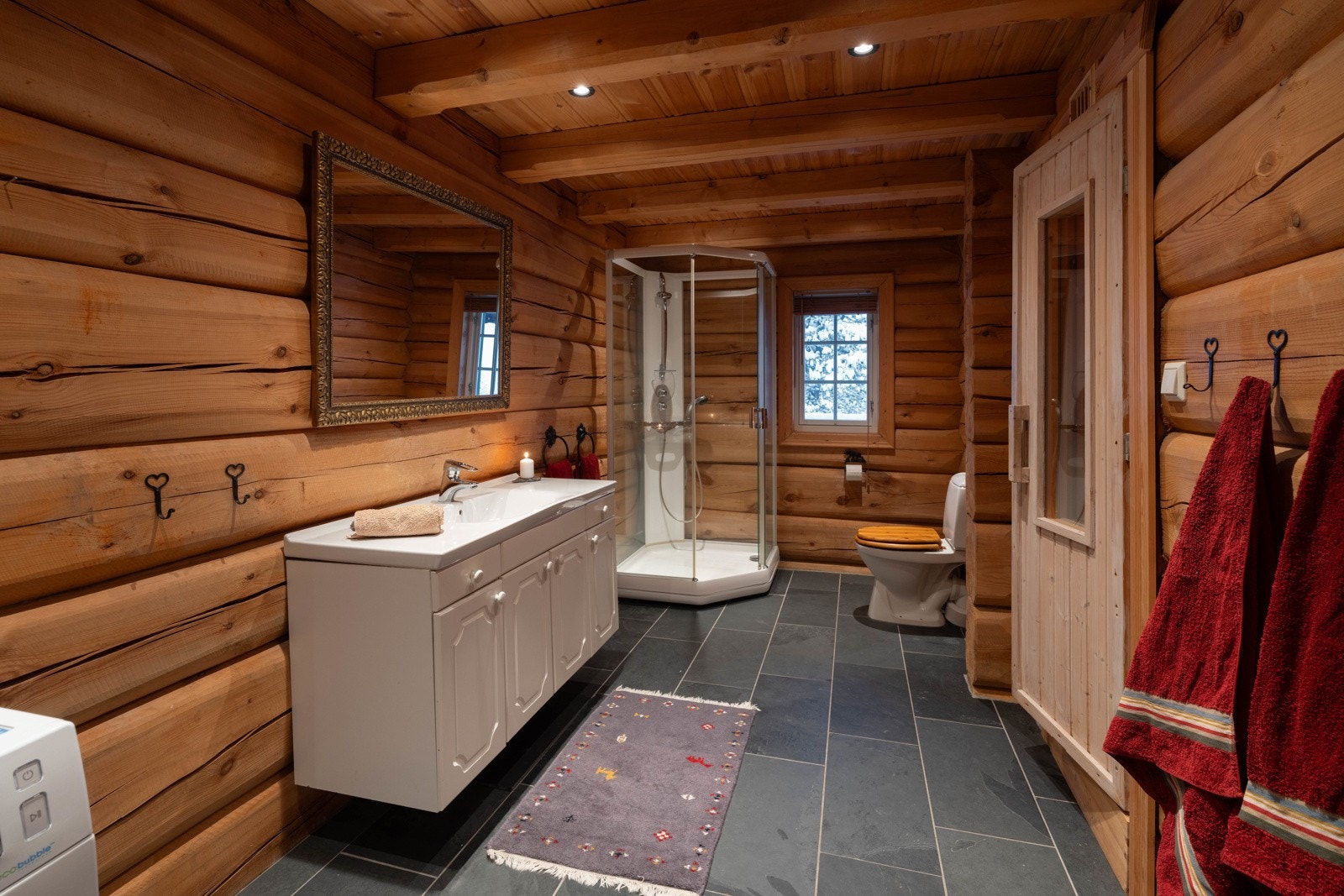 Stort og fint bad med flislagt gulv Galleribilde