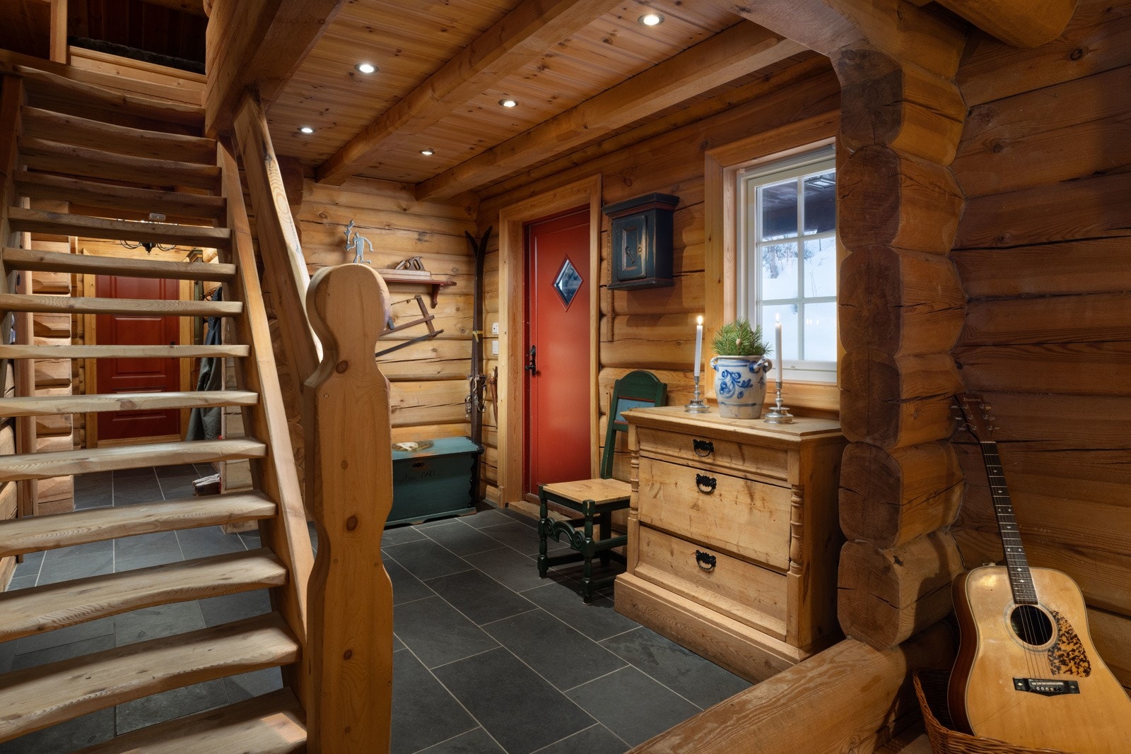 Trapp fra hallen og opp til hemsen Galleribilde