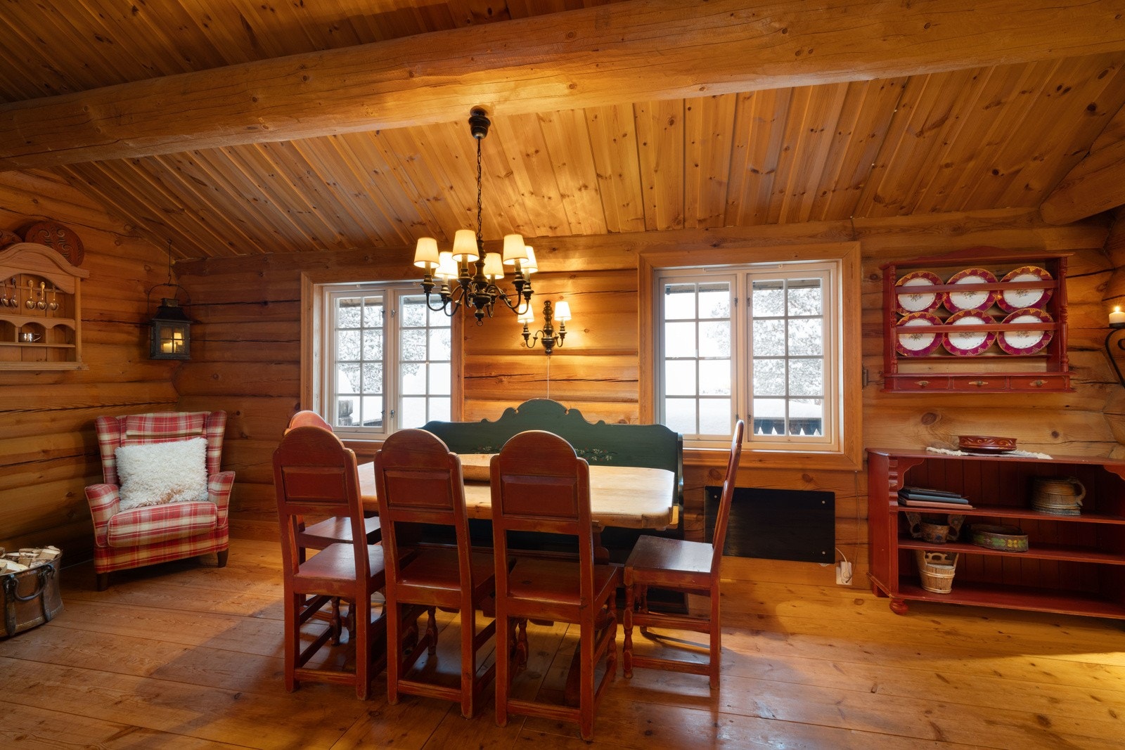 Kort vei fra kjøkken til spisestue. Sosialt og lettvindt. Galleribilde