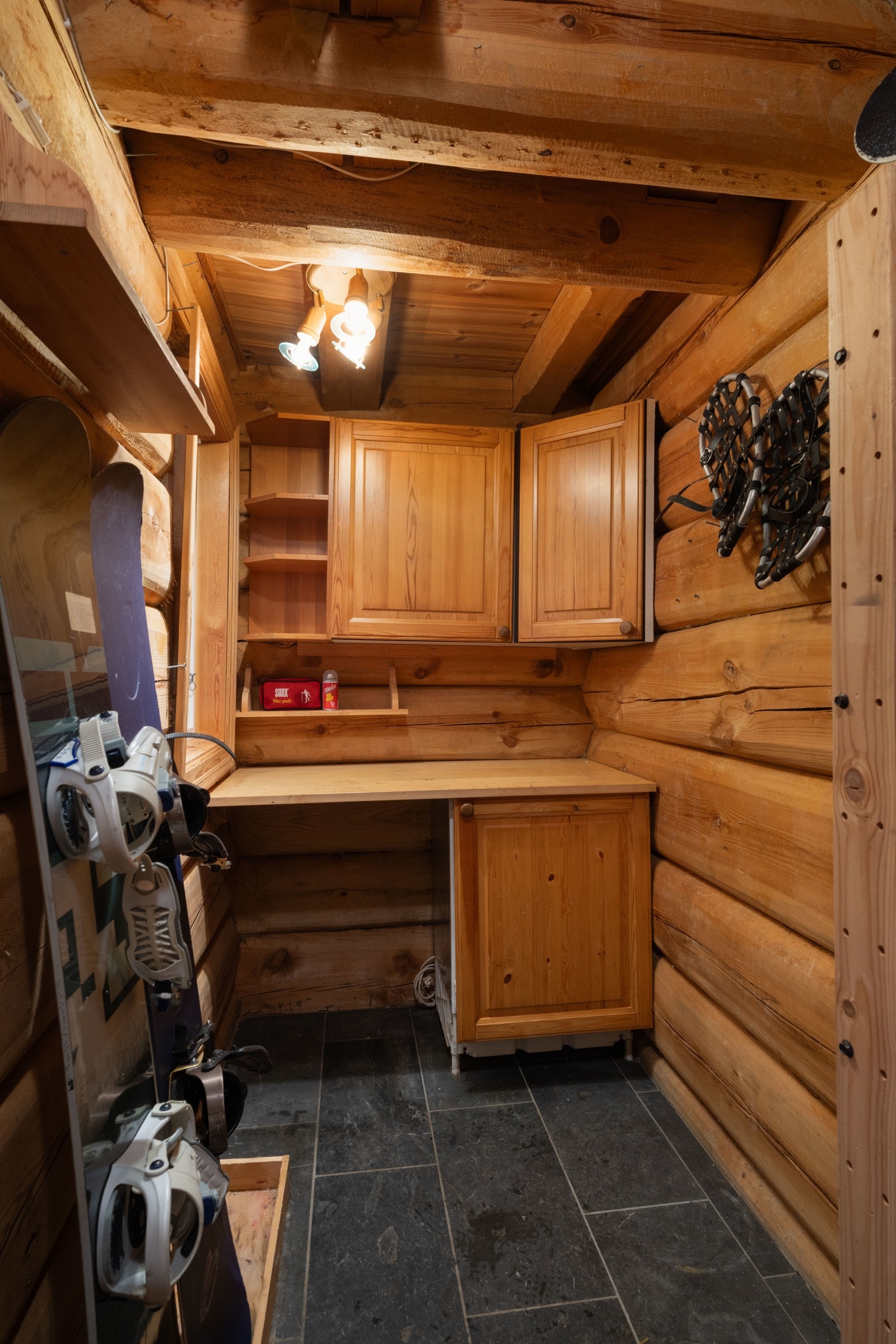 Bod med inngang fra utsiden av hytten. Det er varme i gulvet. Galleribilde