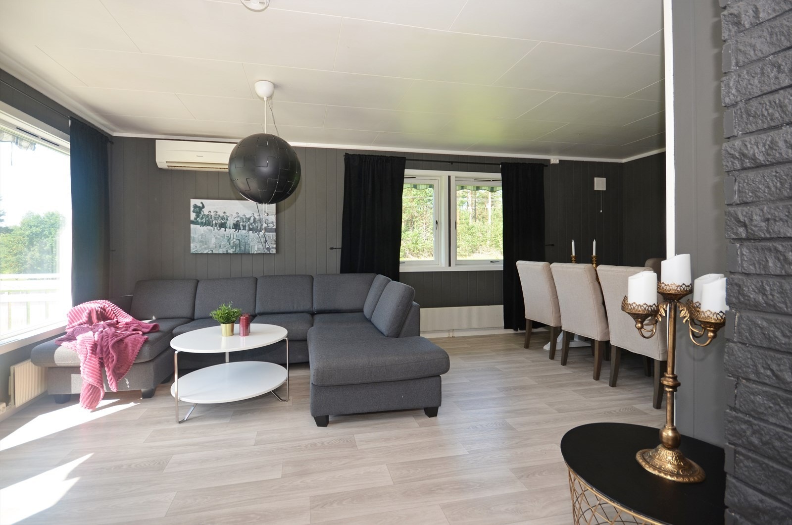 Lys og romslig stue med store vinduer som slipper inn mye naturlig lys og gir en god atmosfære. Galleribilde