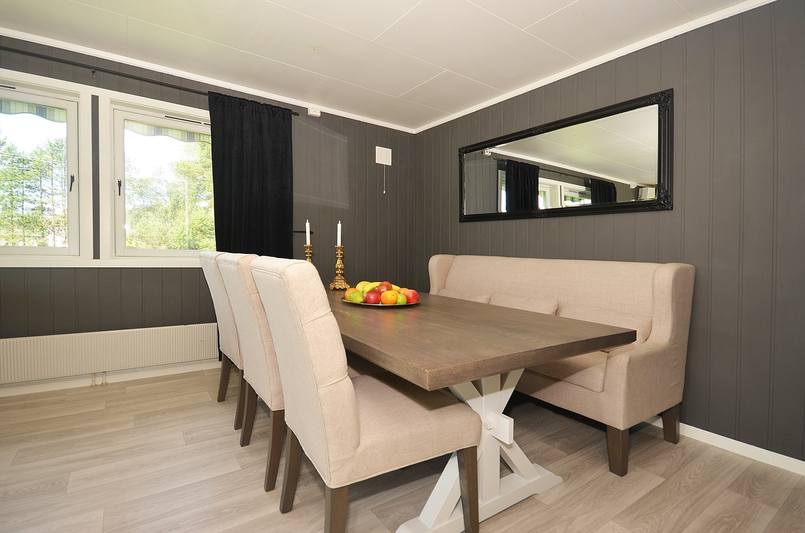 Innbydende spisestue. Perfekt for hyggelige måltider og samvær. Galleribilde