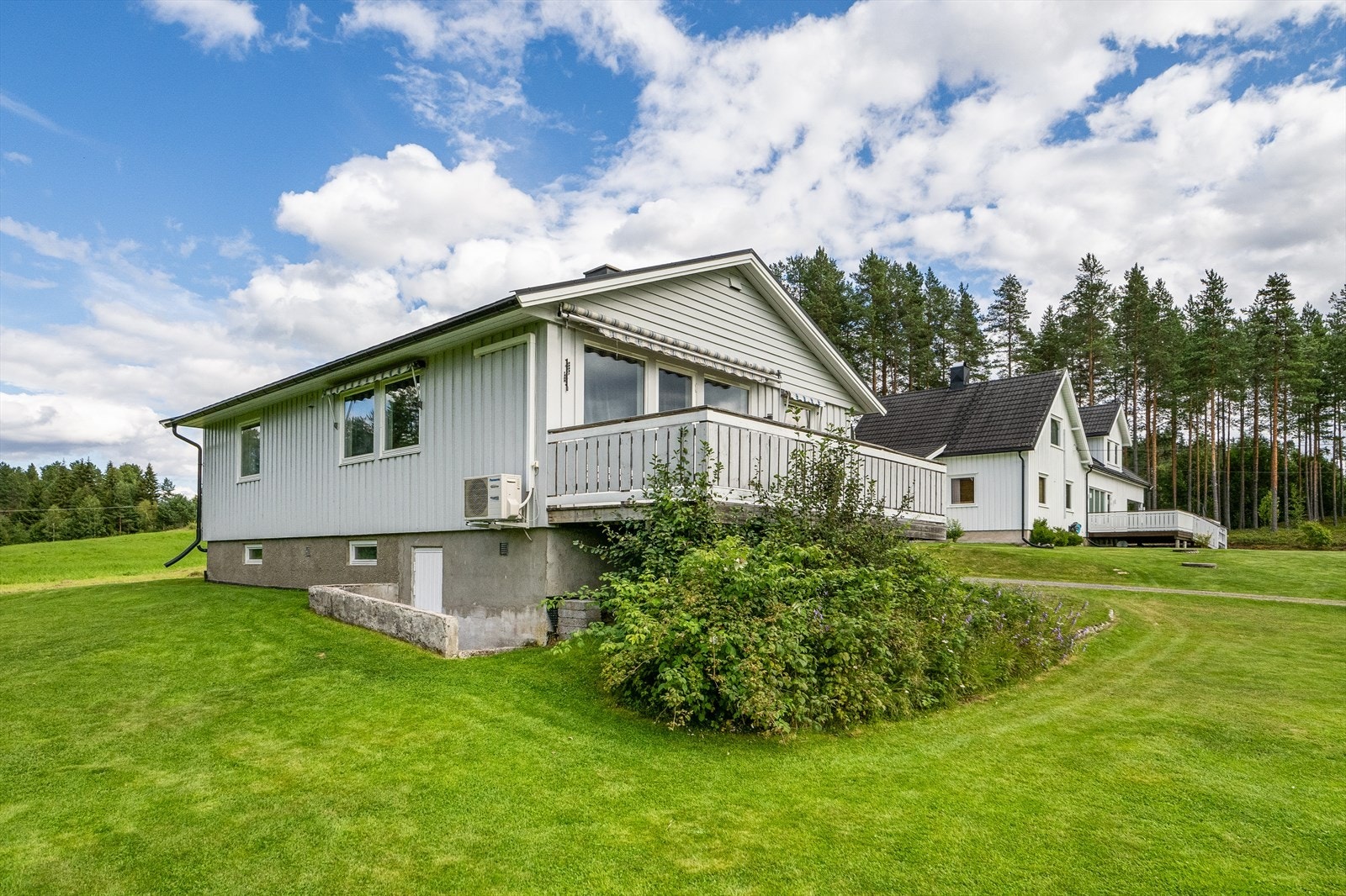 Sjarmerende enebolig med flott beliggenhet i naturskjønne omgivelser, stor hage og nærhet til skog. Perfekt for naturelskere! Galleribilde