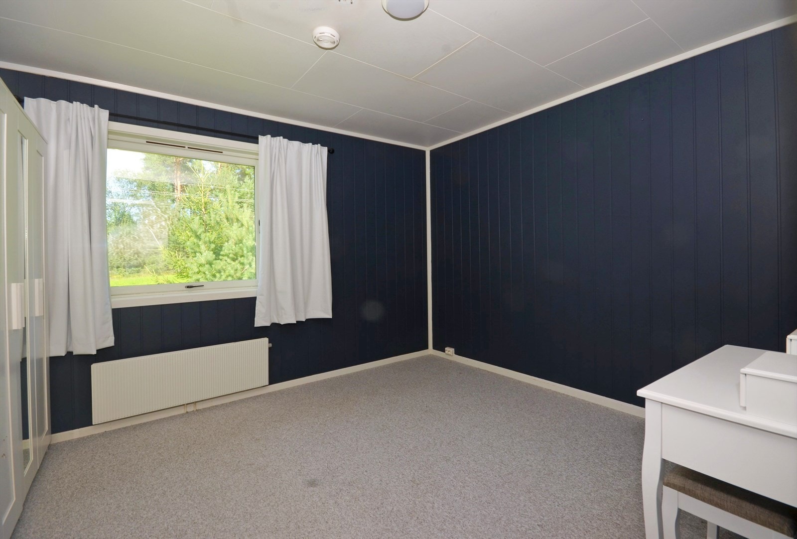 Romslig soverom med nydelig utsikt mot flott natur. Garderobeskap. Galleribilde