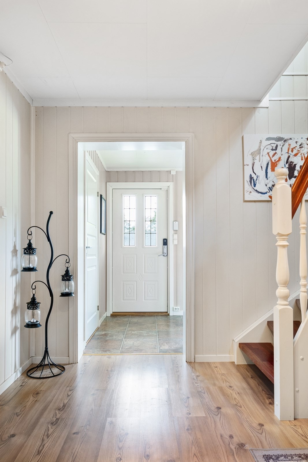 Hyggelig entre som fører deg videre til bla. den vakre, store stuen. Galleribilde