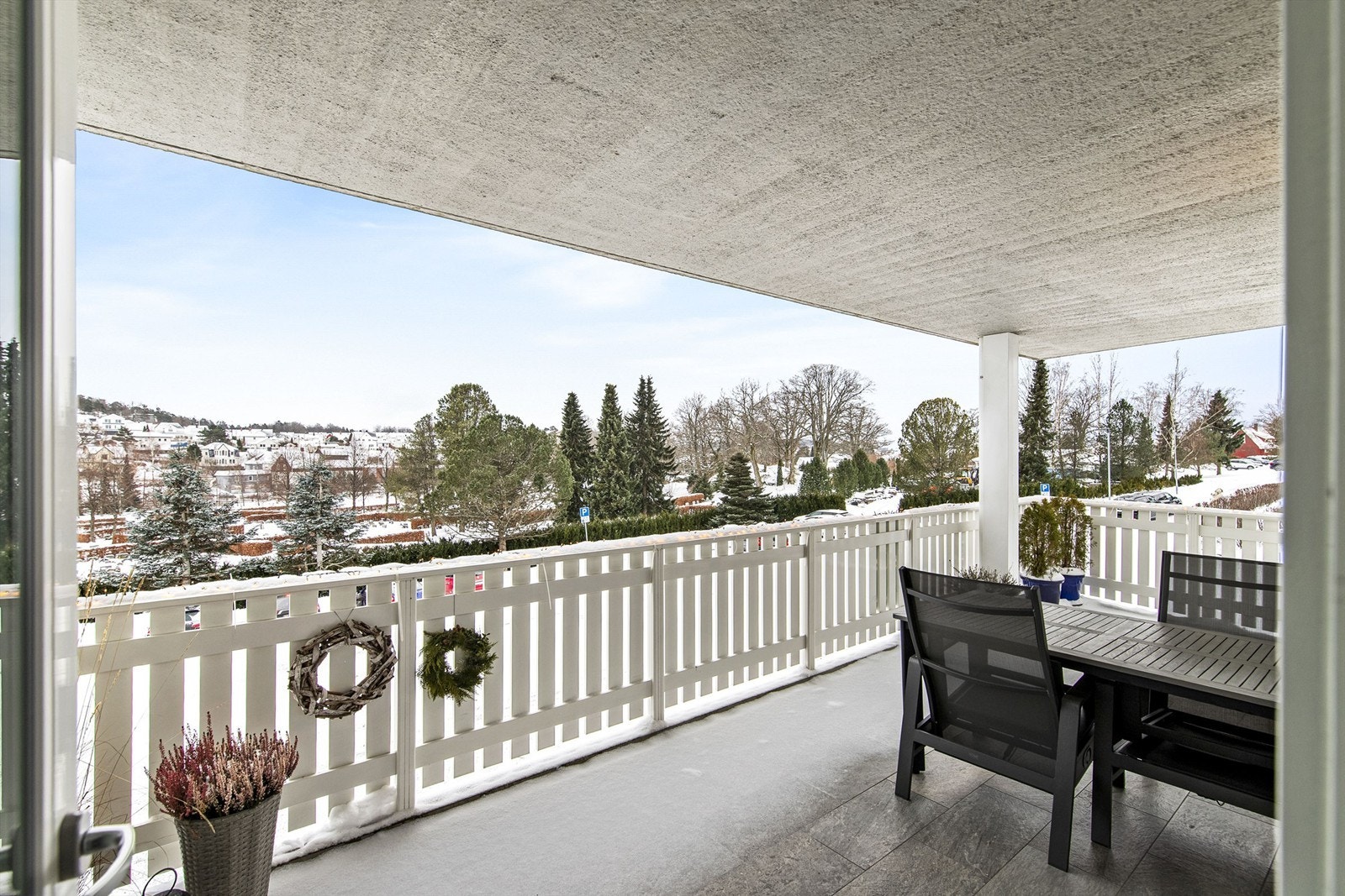 Overbygget balkong med gode solforhold Galleribilde