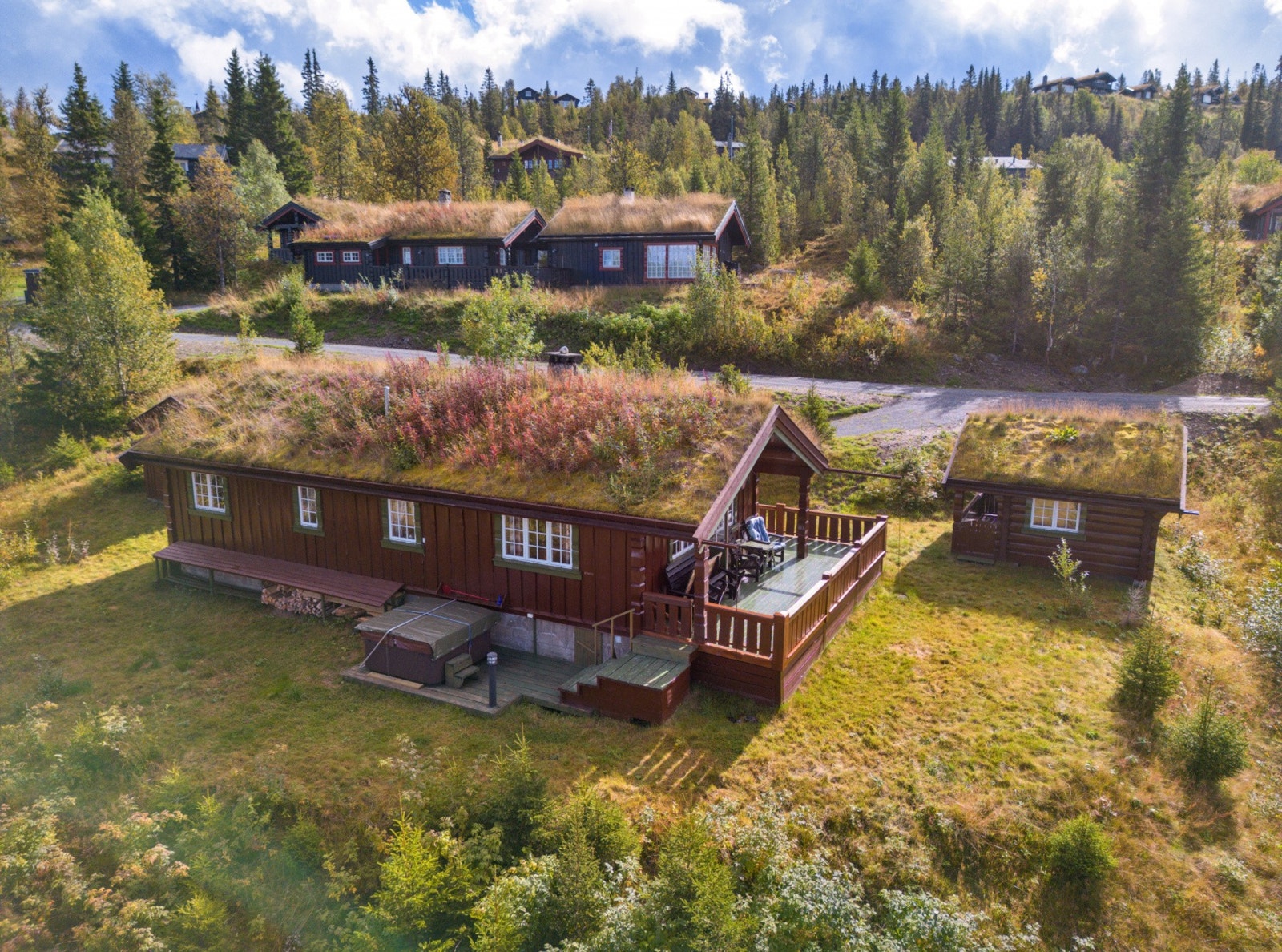 Eiendommen er beliggende i Tuva-feltet, et veletablert hyttefelt. Jacuzzi på baksiden av hytta som ligger skjermet til uten innsyn, men med fin utsikt. Galleribilde