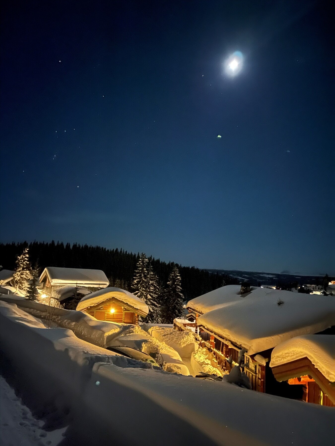 Hytta i måneskinn. Selgers eget bilde. Galleribilde