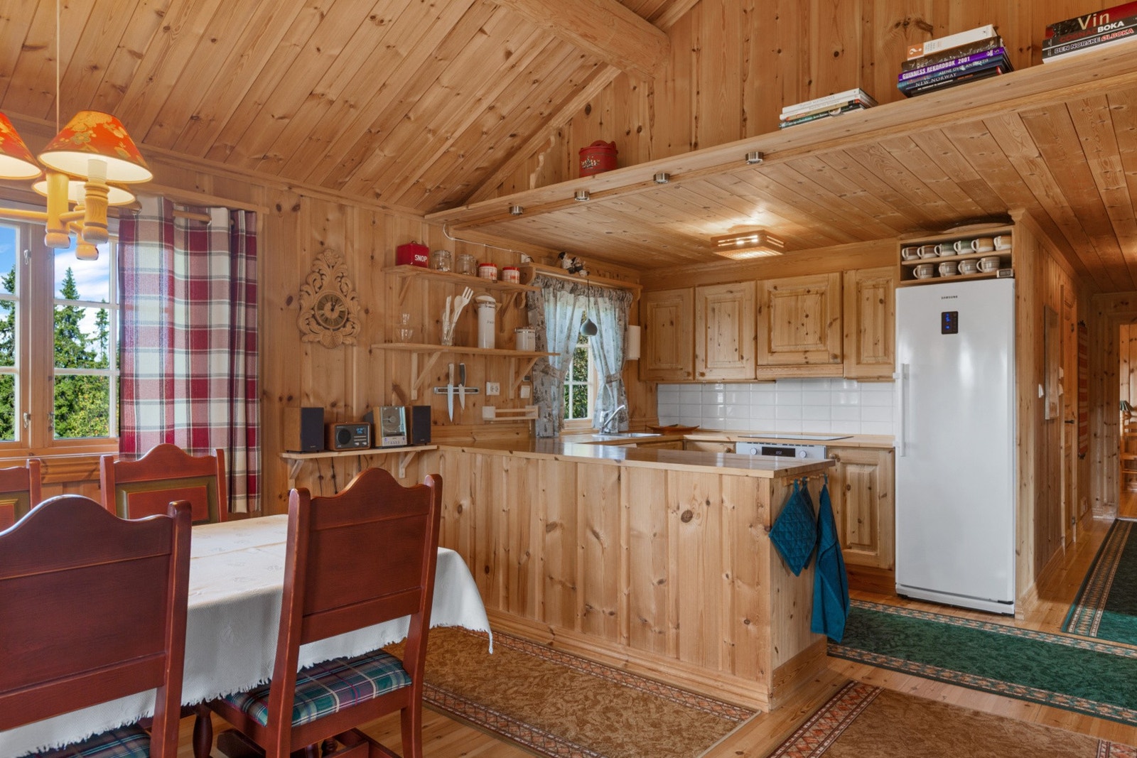 Spisestuen er hyggelig plassert ved vinduet, hvor man kan samle familien til et godt måltid. Galleribilde