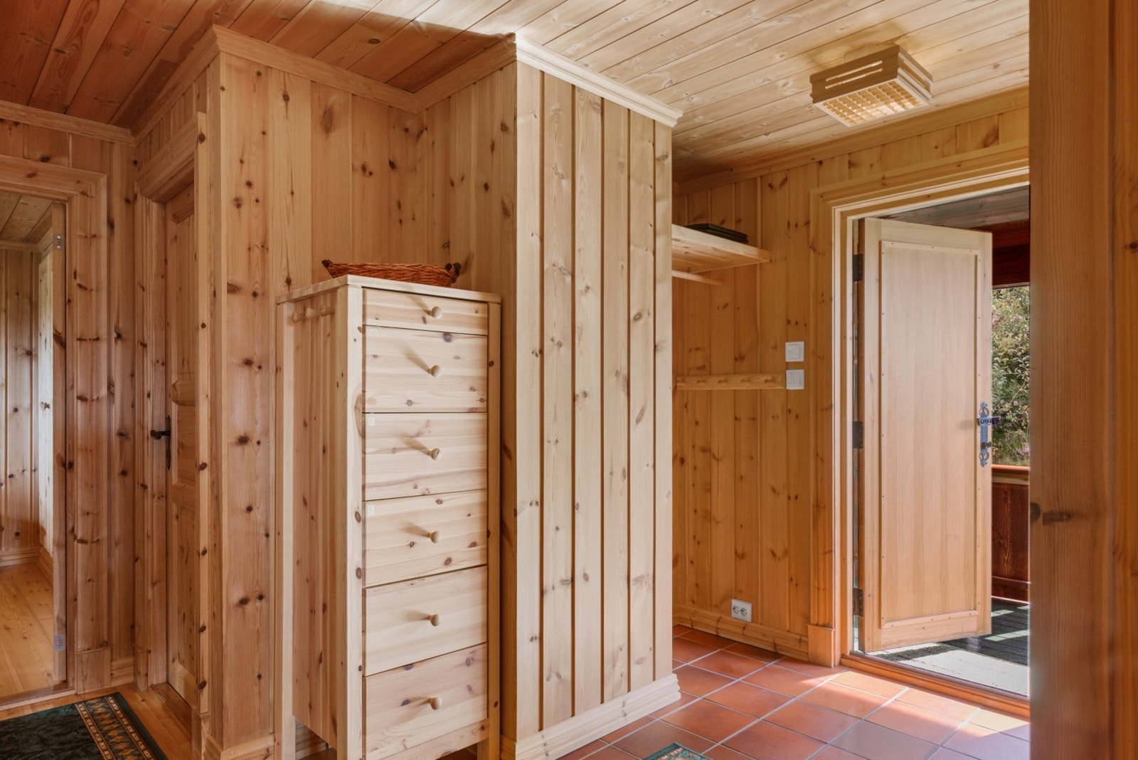 Romslig entré med flislagt gulv og godt med garderobeplass. Galleribilde