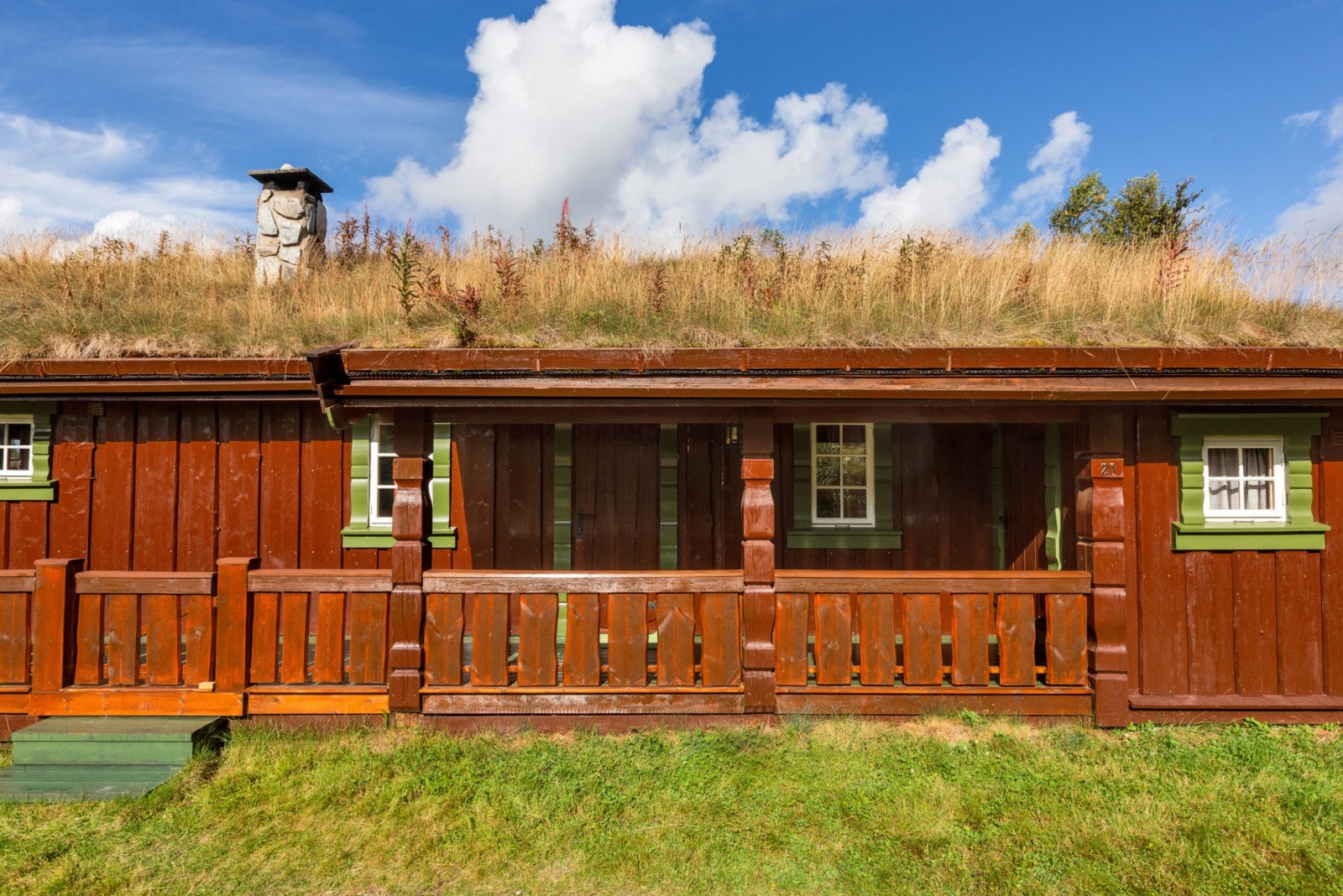 Hyggelig og overbygd inngangsparti ønsker deg velkommen inn! Galleribilde