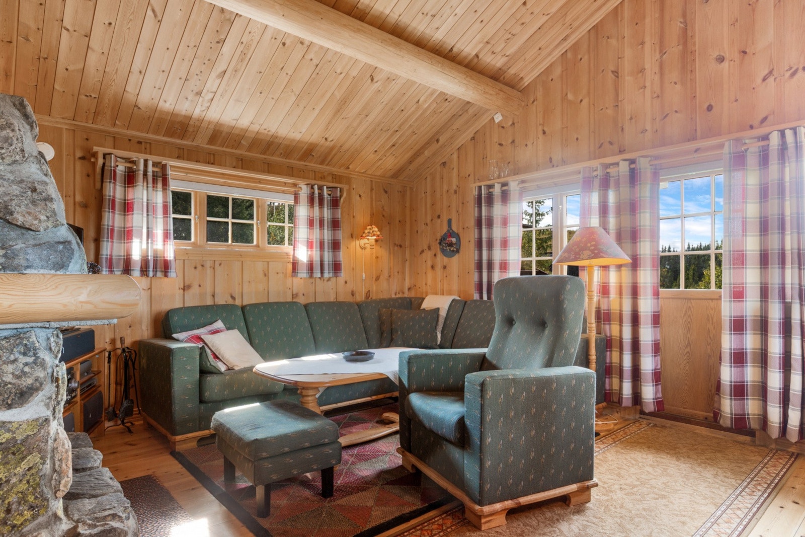 Plass til romslig salong hvor hele familien kan samles. Galleribilde