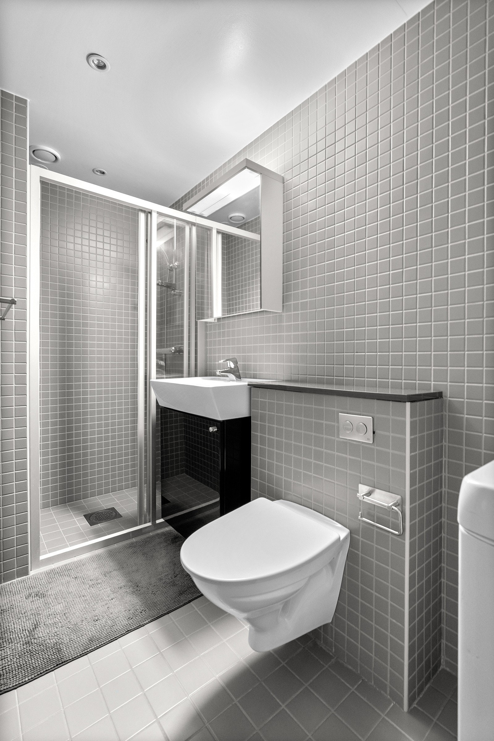 Flislagt bad med gulvvarme og downlights. Galleribilde