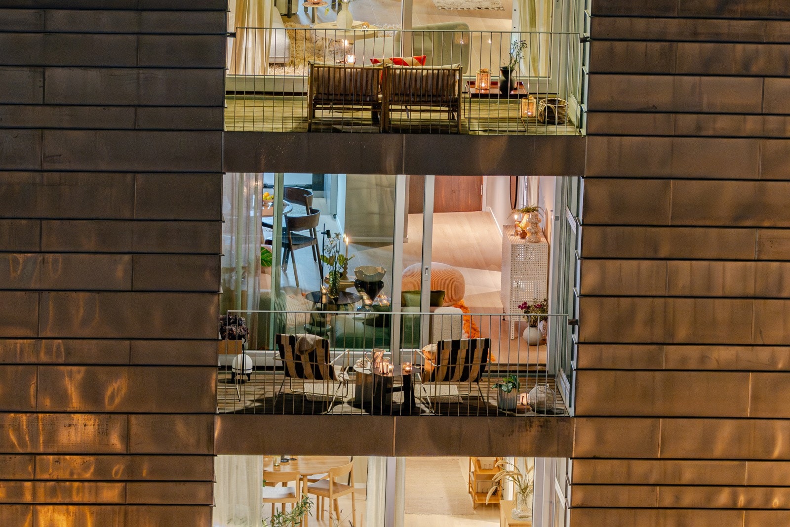 Balkongen fungerer som en naturlig forlengelse av stuen på varmere dager. Galleribilde