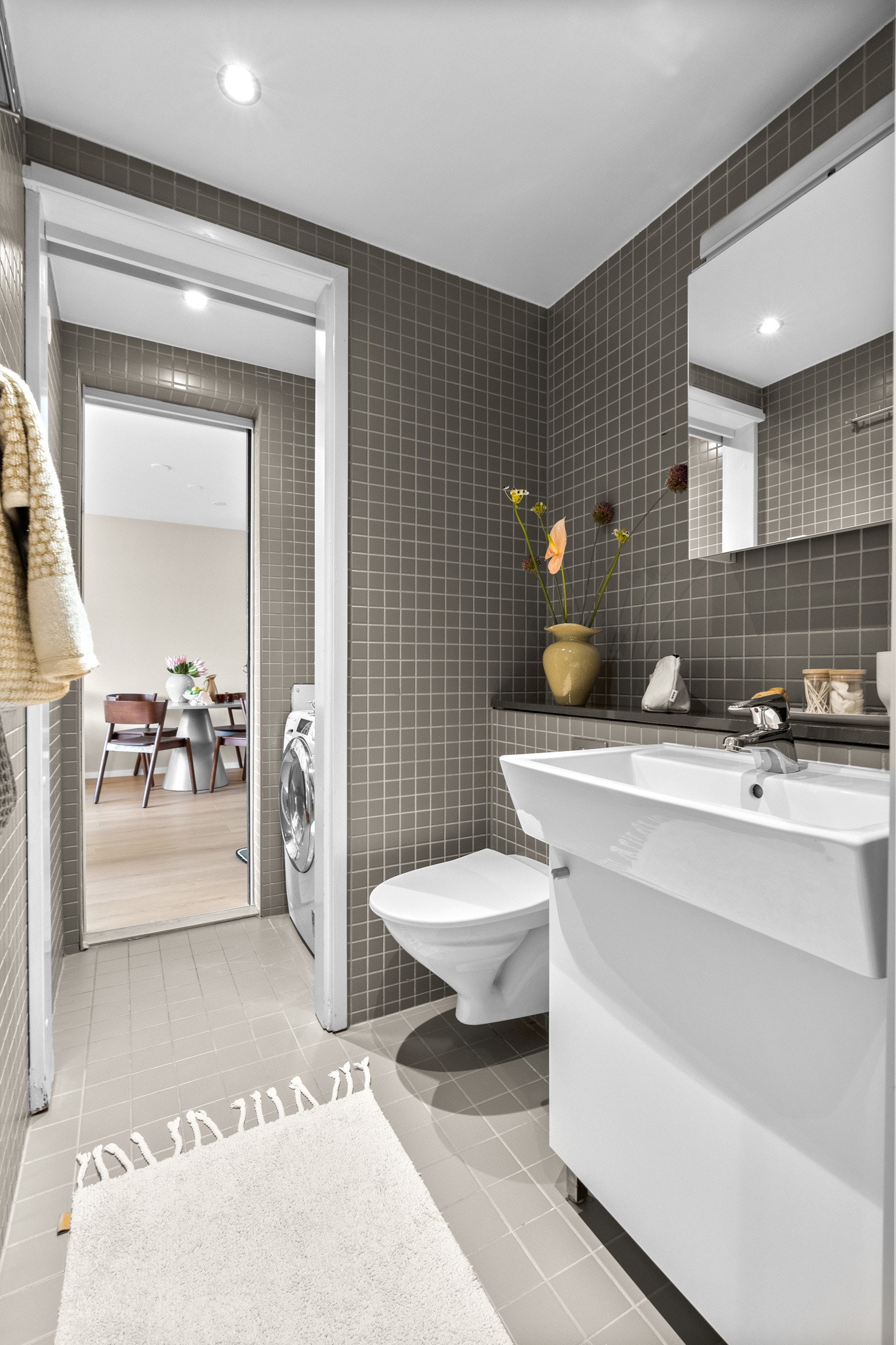 Rommet er innredet med servant, overskap med speil, dusjhjørne og vegghengt toalett. Galleribilde