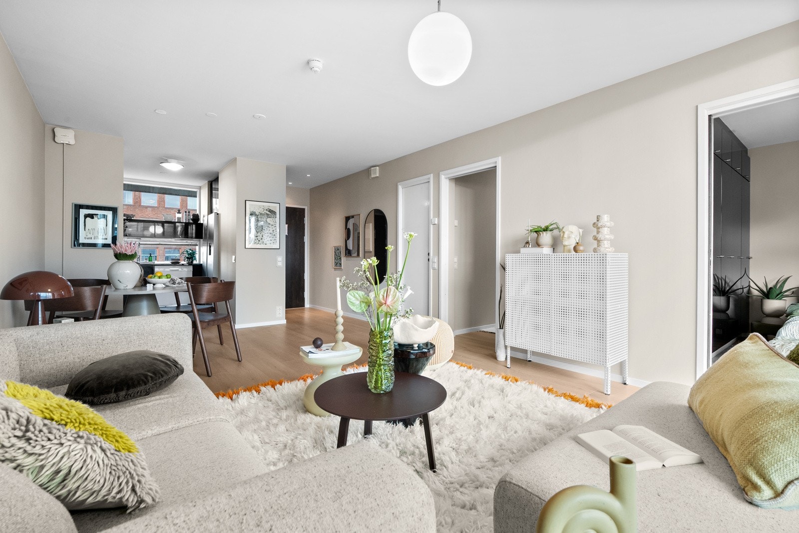 Stuen har gode møbleringsmuligheter med plass til sofagruppe med tilhørende møblement, tv-seksjon og spisebord. Galleribilde