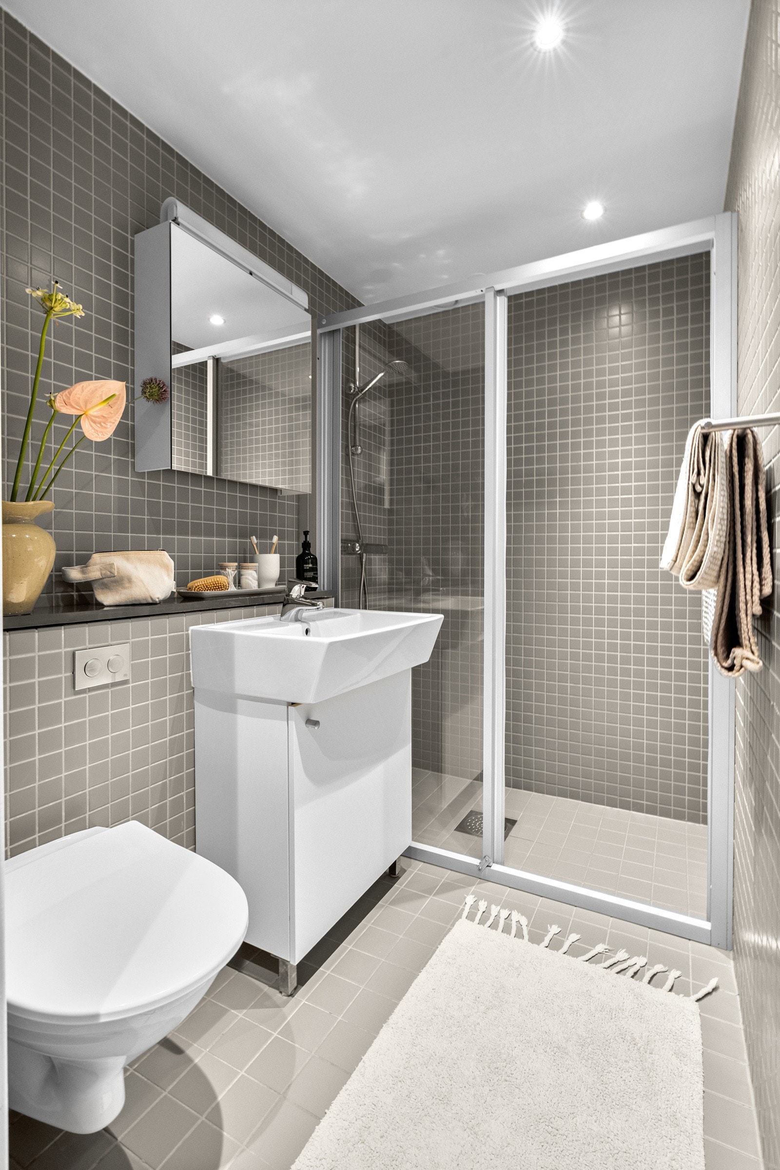 Delikat og flislagt baderom med gulvvarme. Galleribilde