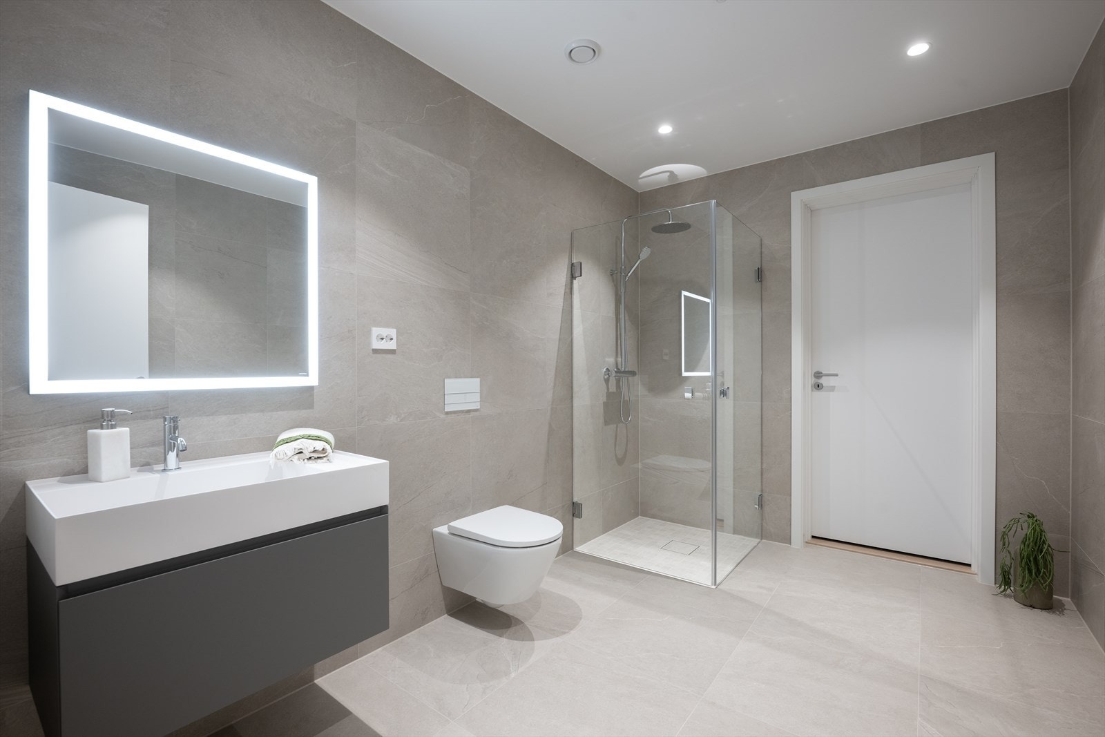 Fra gjestebadet er det også videre adkomst til et separat vaskerom med god plass til vaskemaskin, tørketrommel og ønsket benke- og skapinnredning Galleribilde