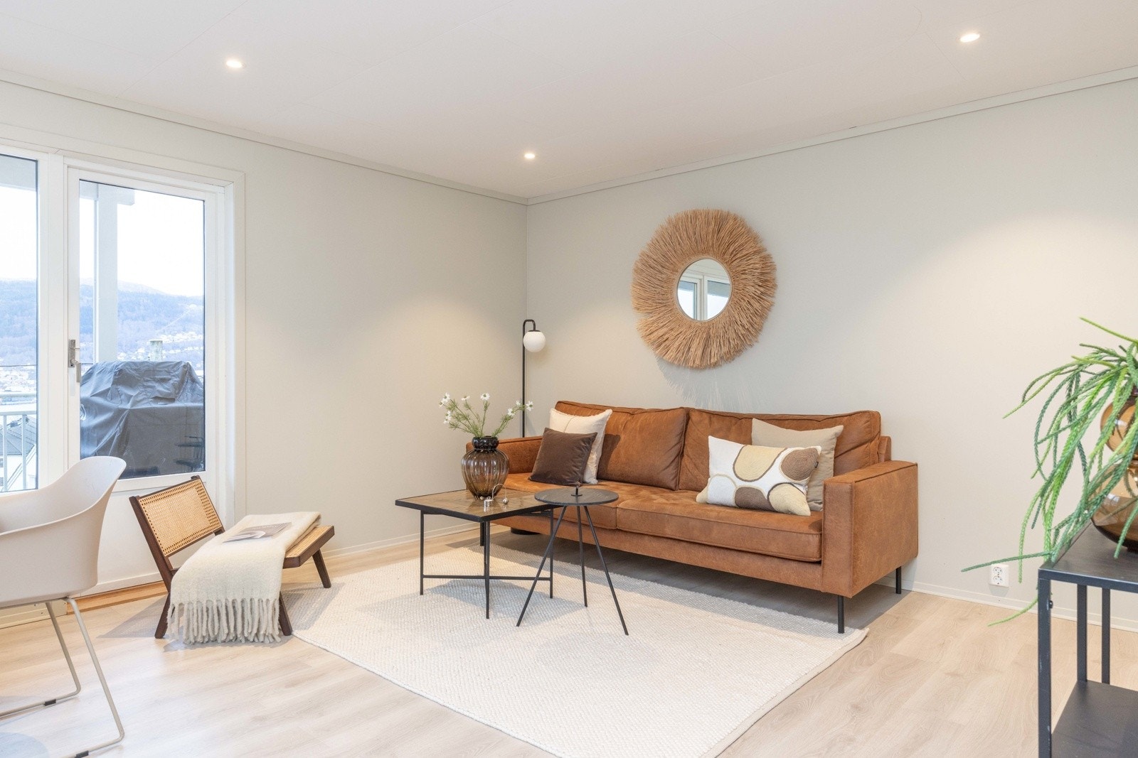 Stuen er romslig og lett å møblere med både sofa- og spisegruppe Galleribilde