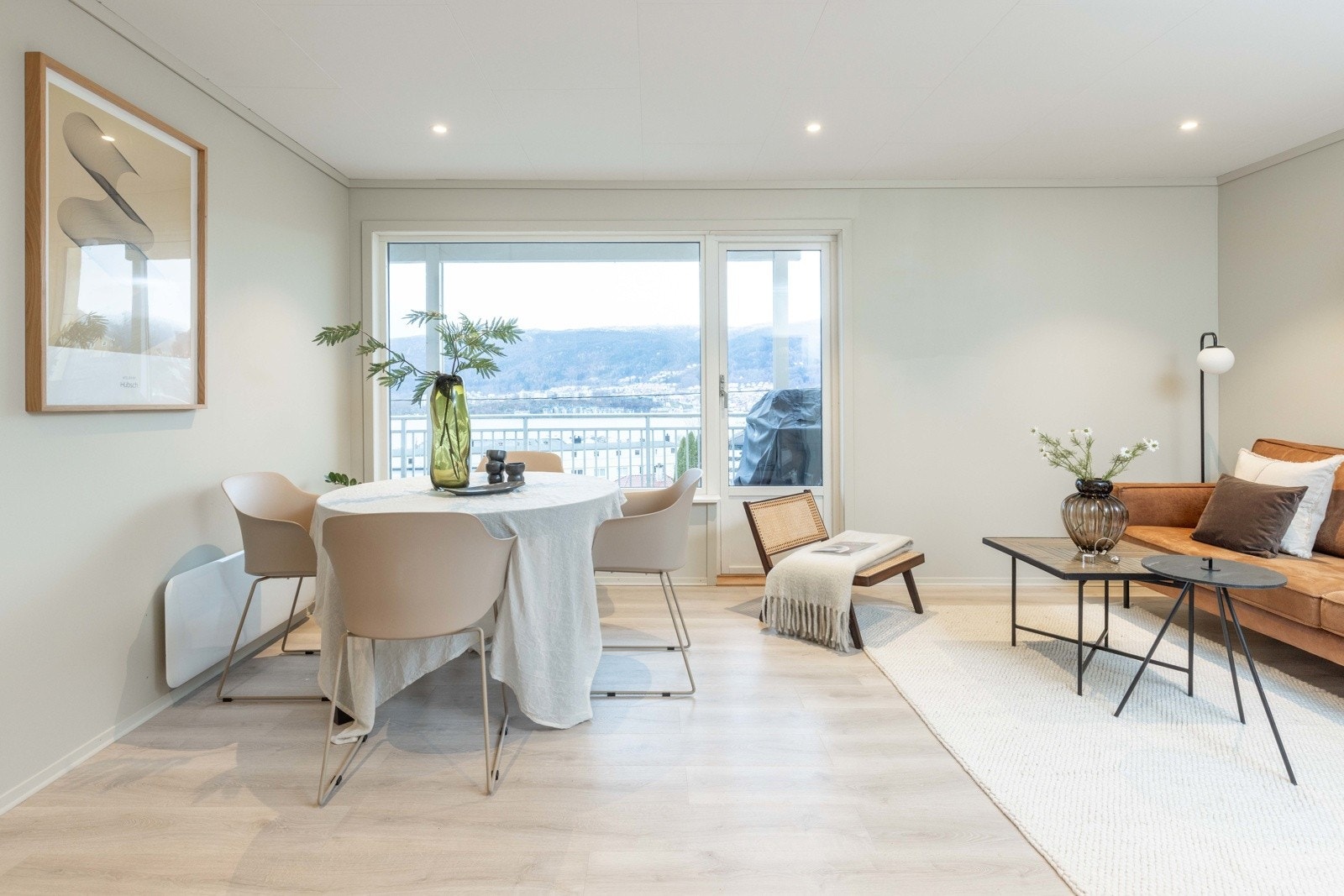 Gangen binder sammen rommene på en naturlig måte og leder deg videre inn i boligens sosiale hjerte - stuen. Galleribilde