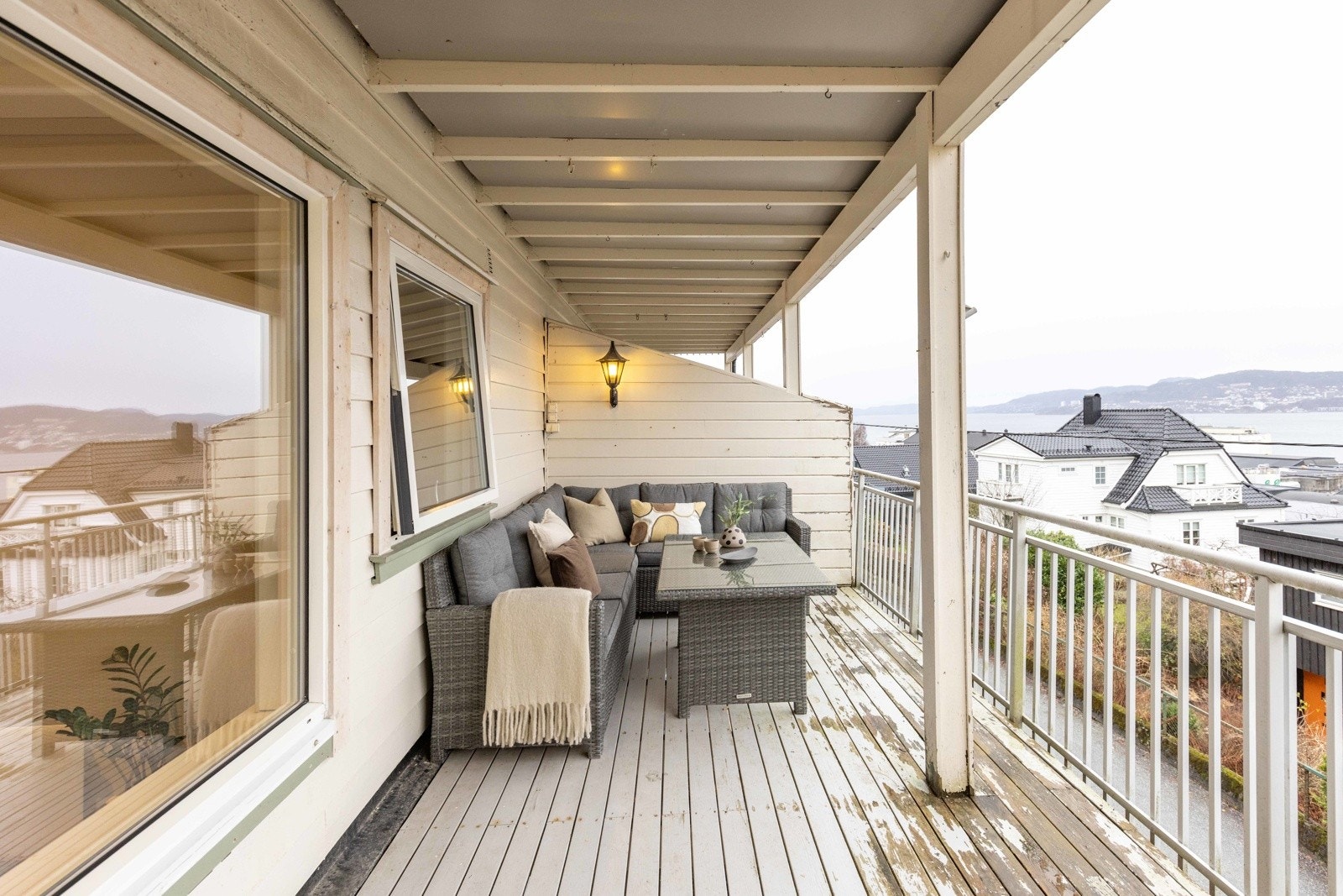 Balkongen har god plass til både utemøbler og beplantning - et perfekt sted for å nyte varme sommerdager til det fulle. Galleribilde