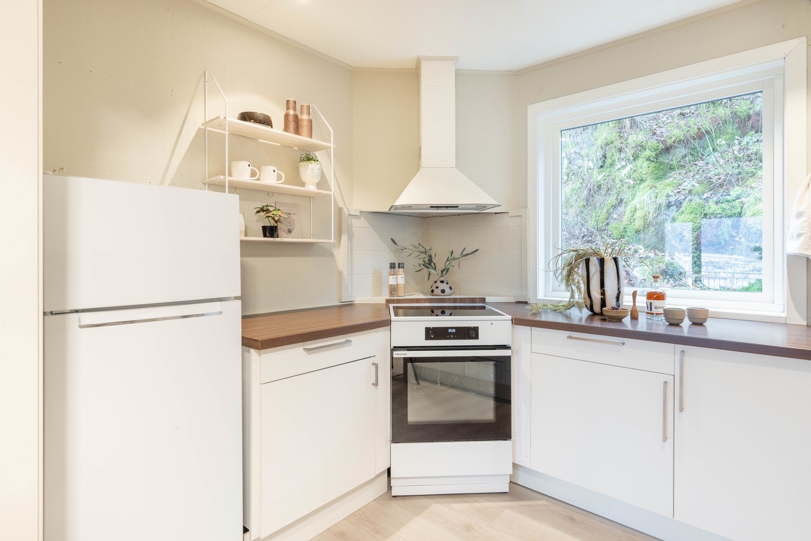 Kjøkkeninnredningen er utformet i hesteskoform og er godt utstyrt med nedfelt stålvask med skyllekum og avrenningsbrett, vegghengt ventilator, stekeovn med induksjonstopp, oppvaskmaskin og frittstående kjøleskap med frysedel. Galleribilde