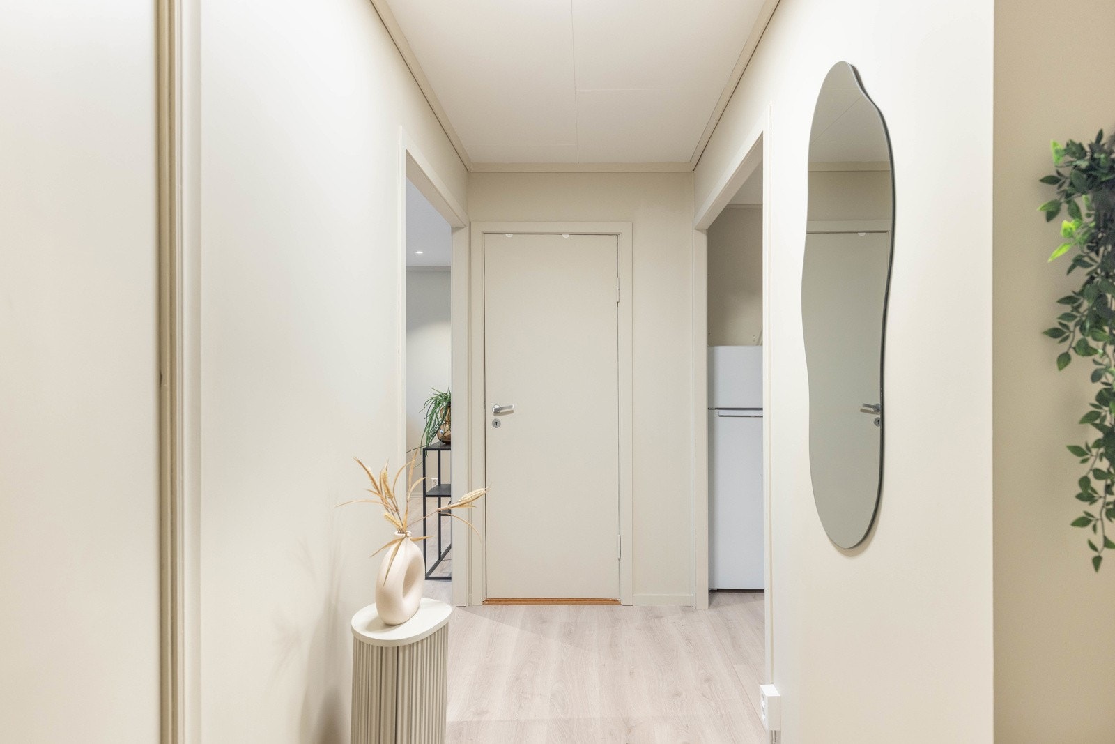 Førsteinntrykket er lyst og innbydende. Den romslige entréen ønsker deg velkommen, og byr på god veggplass til oppheng av yttertøy. Galleribilde