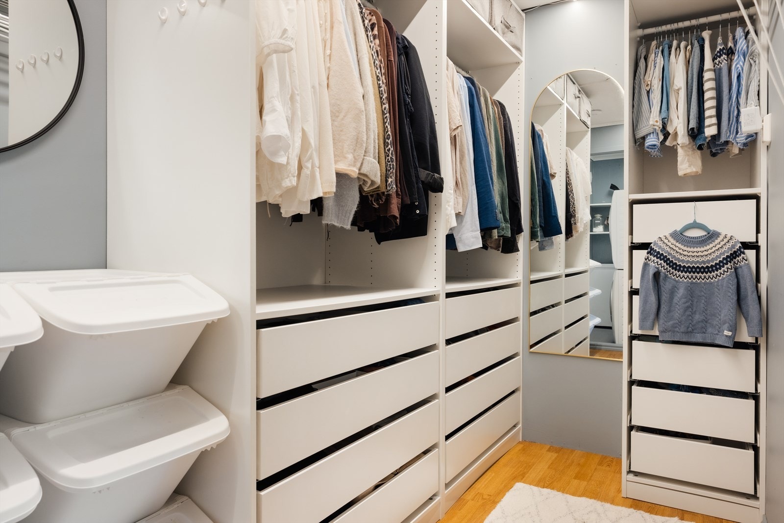 Her har du god plass til å oppbevare hele garderoben eller det du måtte ønske Galleribilde