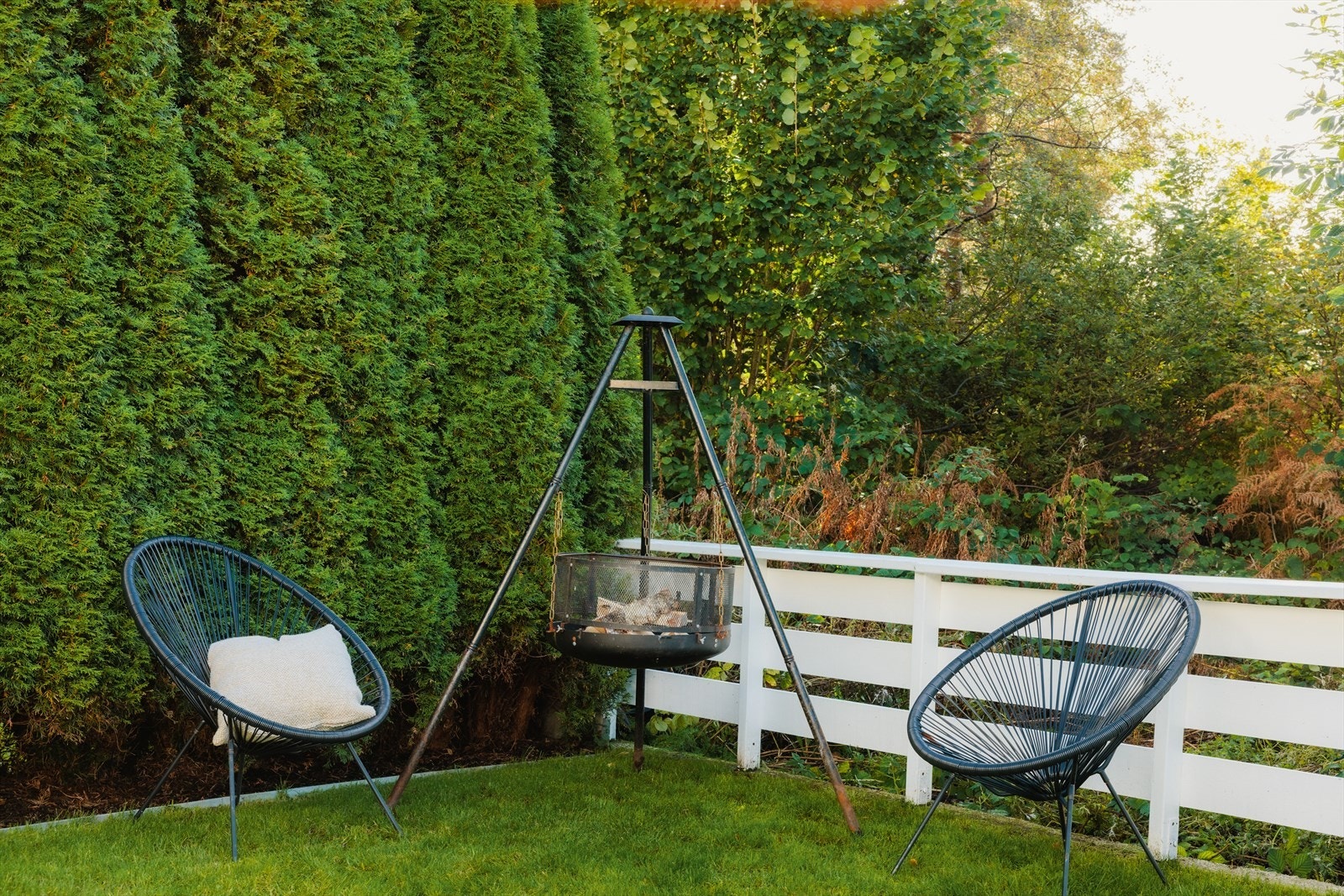 Her kan du nyte et rolig øyeblikk på balkongen mens du ser barna leke i hagen Galleribilde